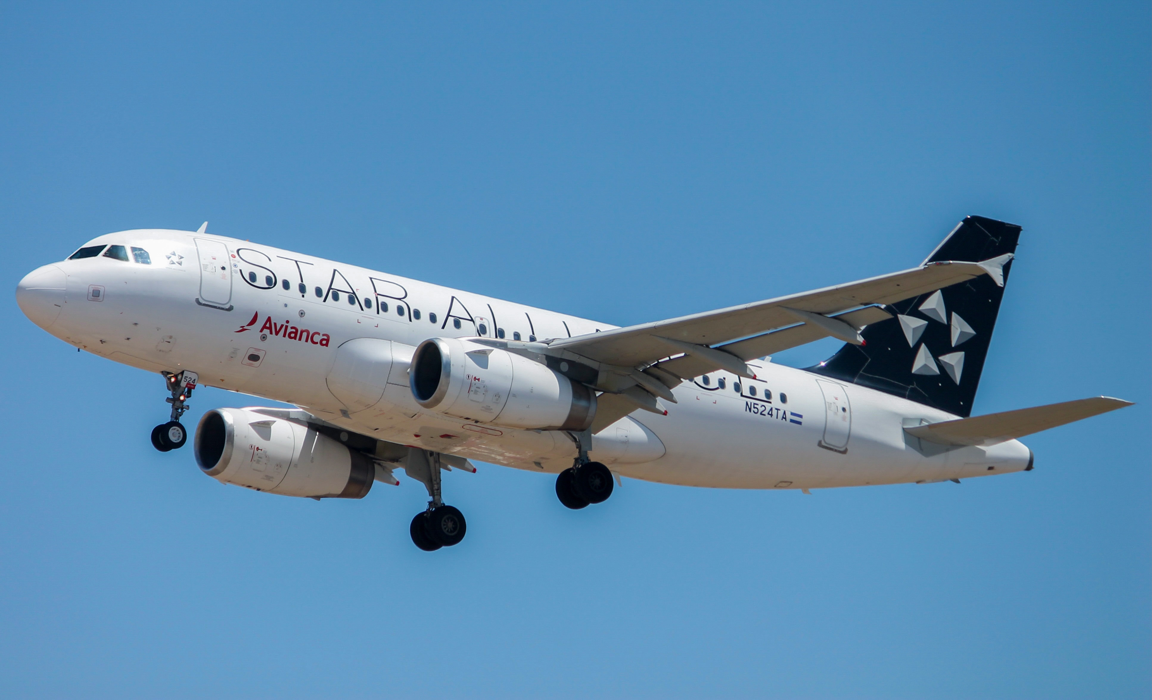 Full size: Avianca  Airbus A319 N527TA at Los Angeles International Airport