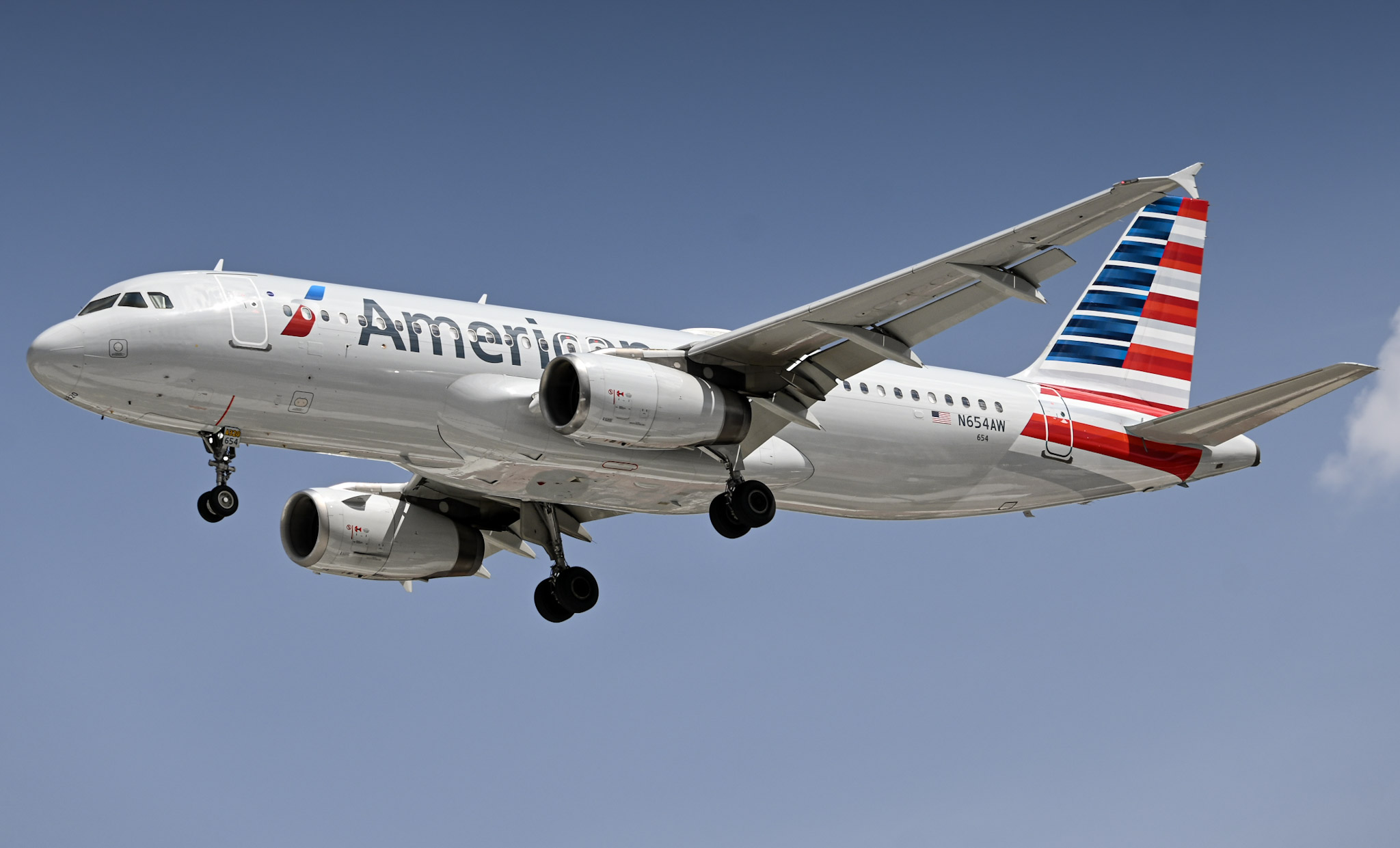 Full size: American Airlines Airbus A320 N654AW at Mexico City International Airport