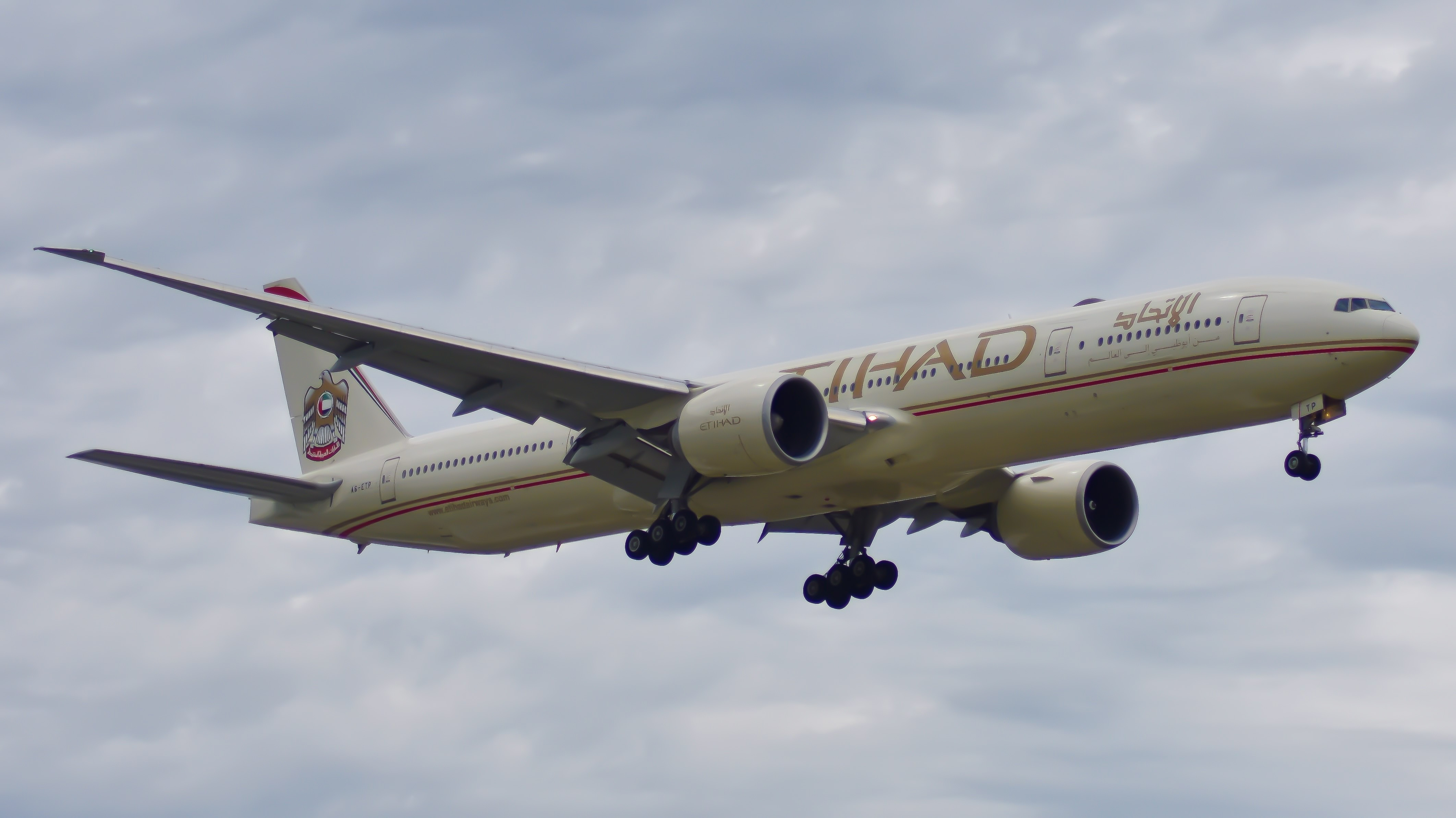 Full size: Etihad Airways Boeing 777-300ER A6-ETP at Chicago O'Hare International Airport