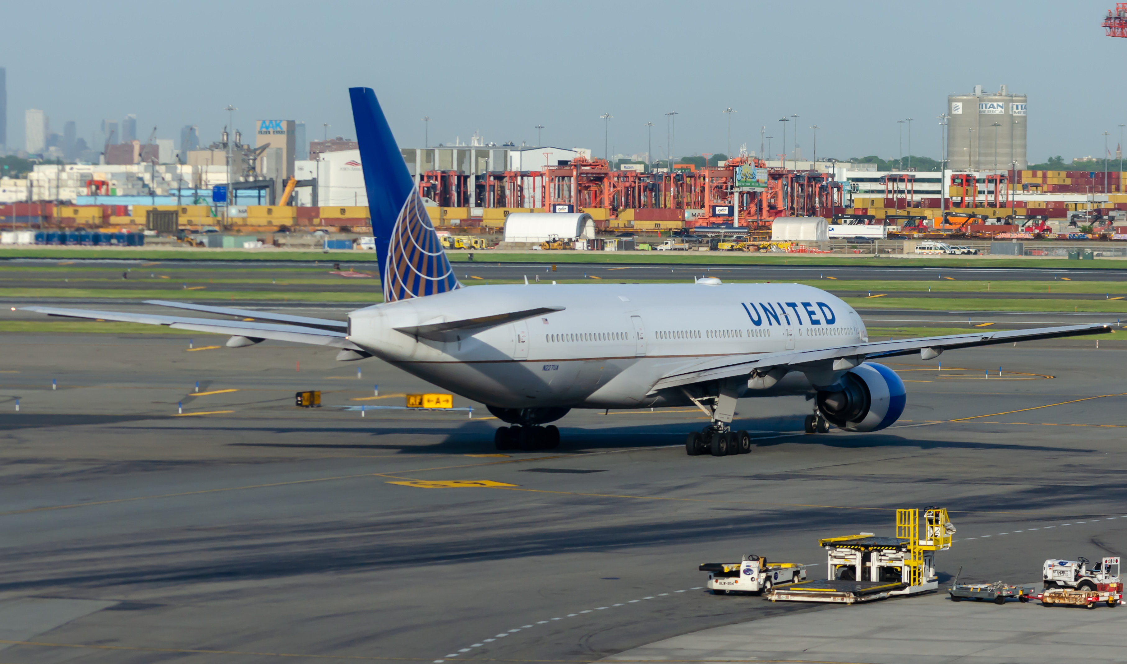 Full size: United Airlines Boeing 777-200ER N227UA at Newark Liberty International Airport