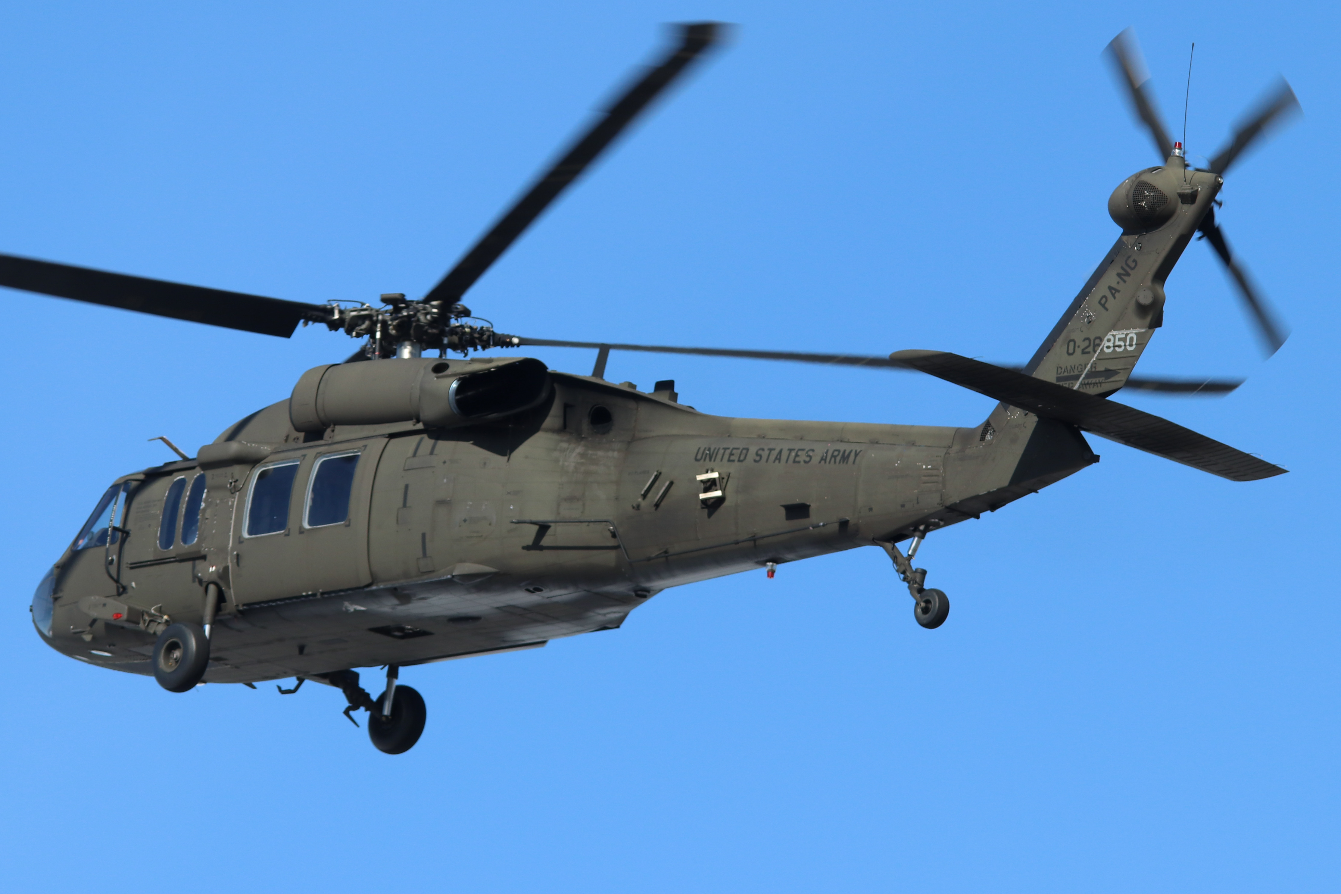 Full size: United States Army  Sikorsky UH-60 Blackhawk  00-26850 at York Airport