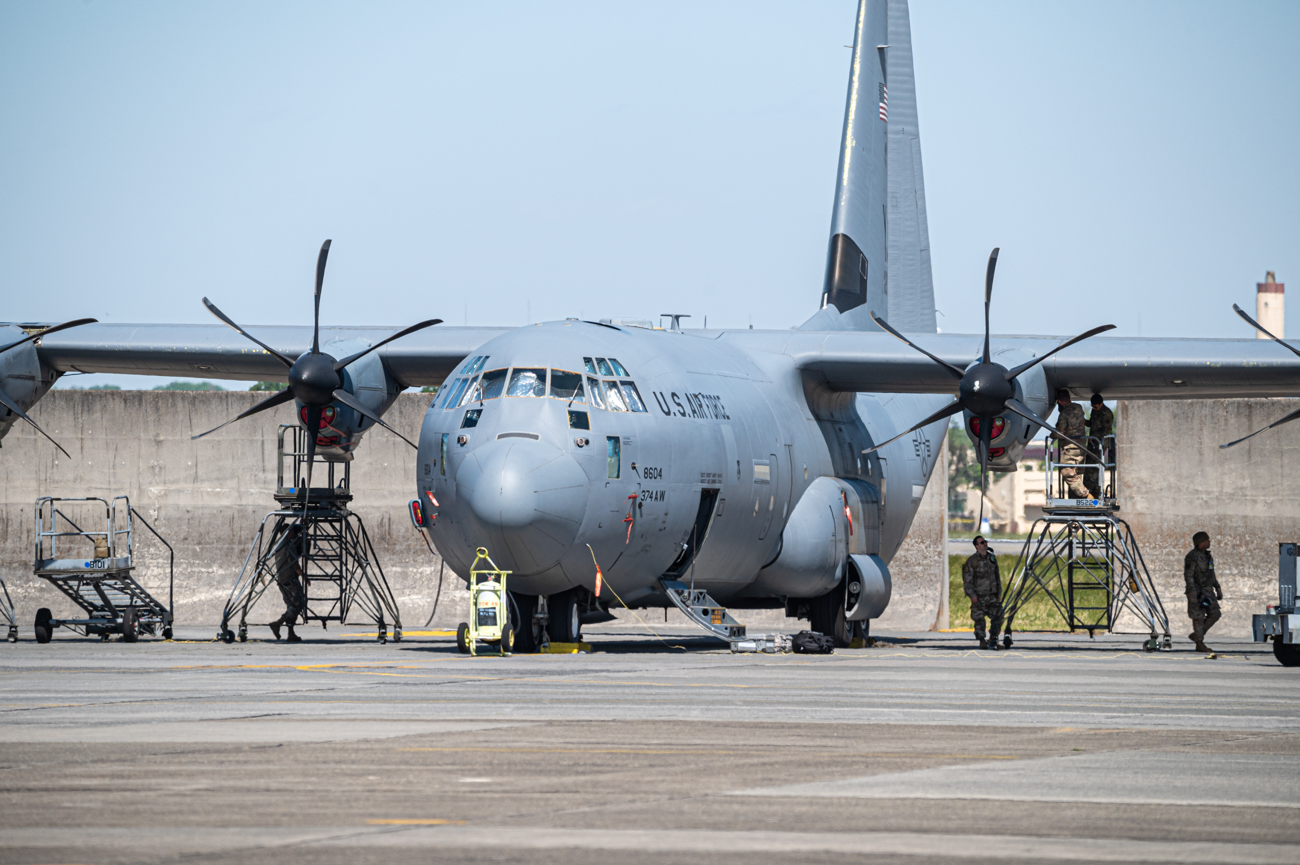 Full size: US Air Force Lockheed C-130J Hercules 15-8604 at Yokota Air Base