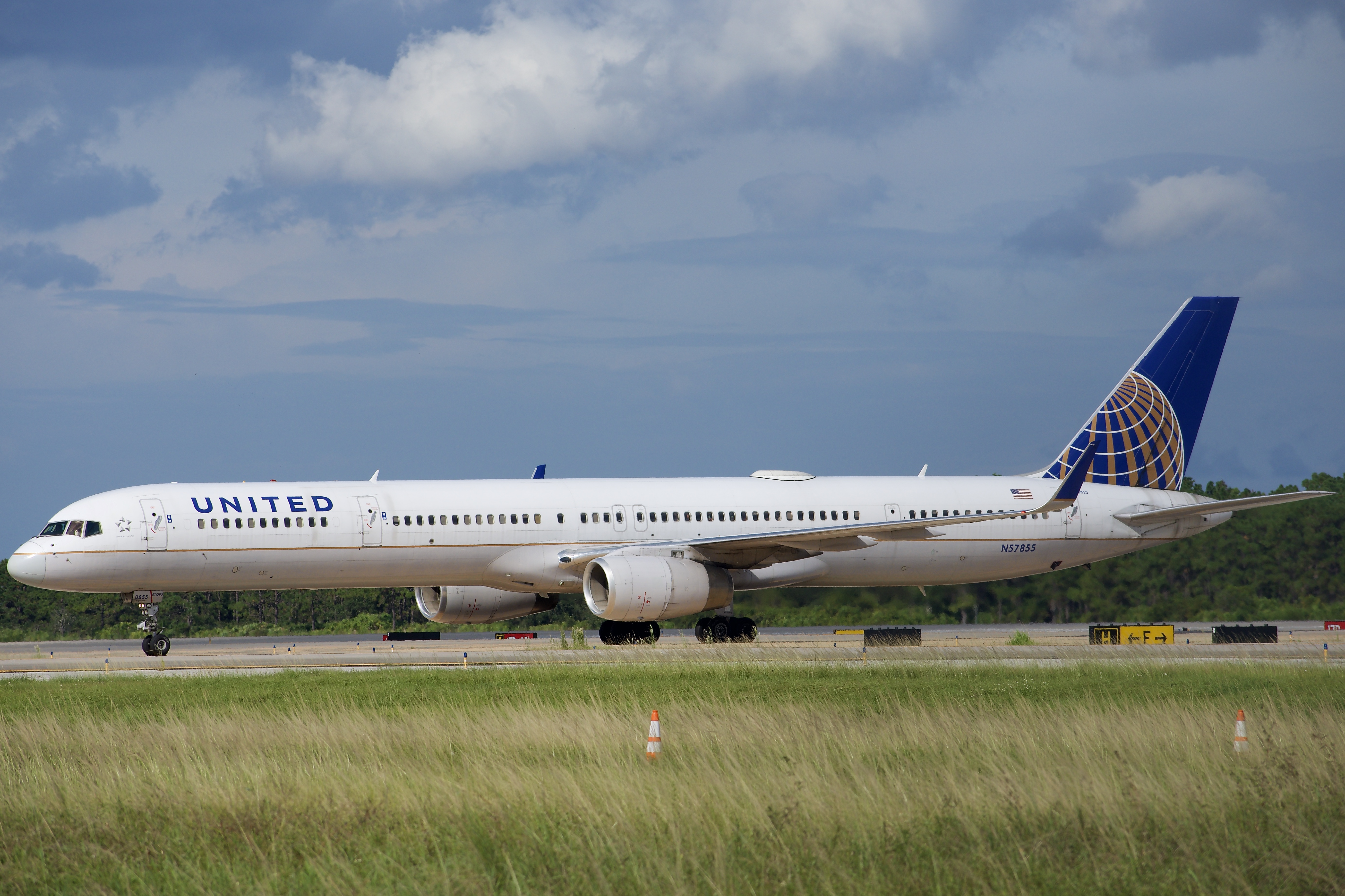 Full size: United Airlines Boeing 757-300 N57855 at Orlando International Airport