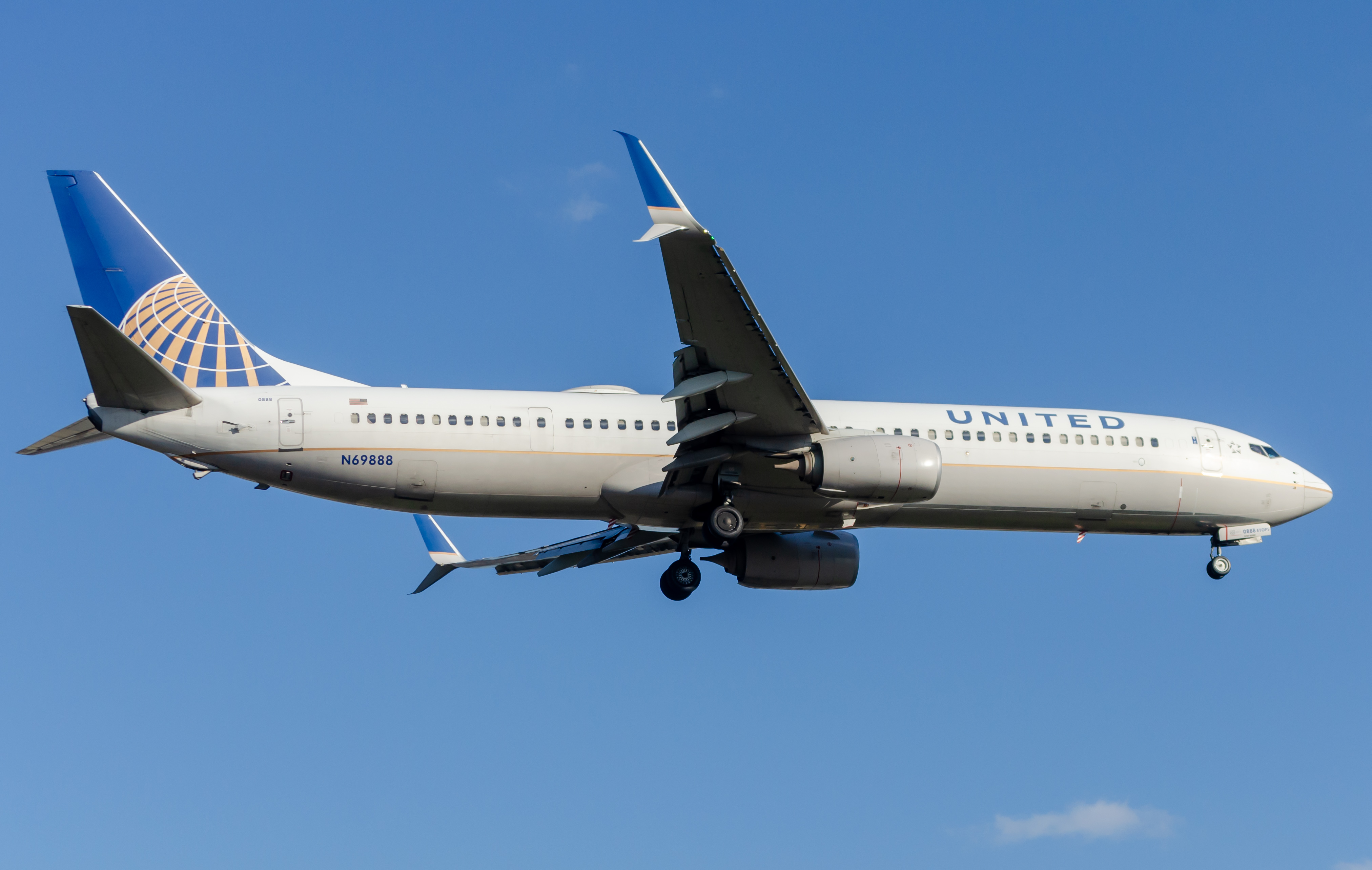 Full size: United Airlines Boeing 737-900ER N69888 at Newark Liberty International Airport
