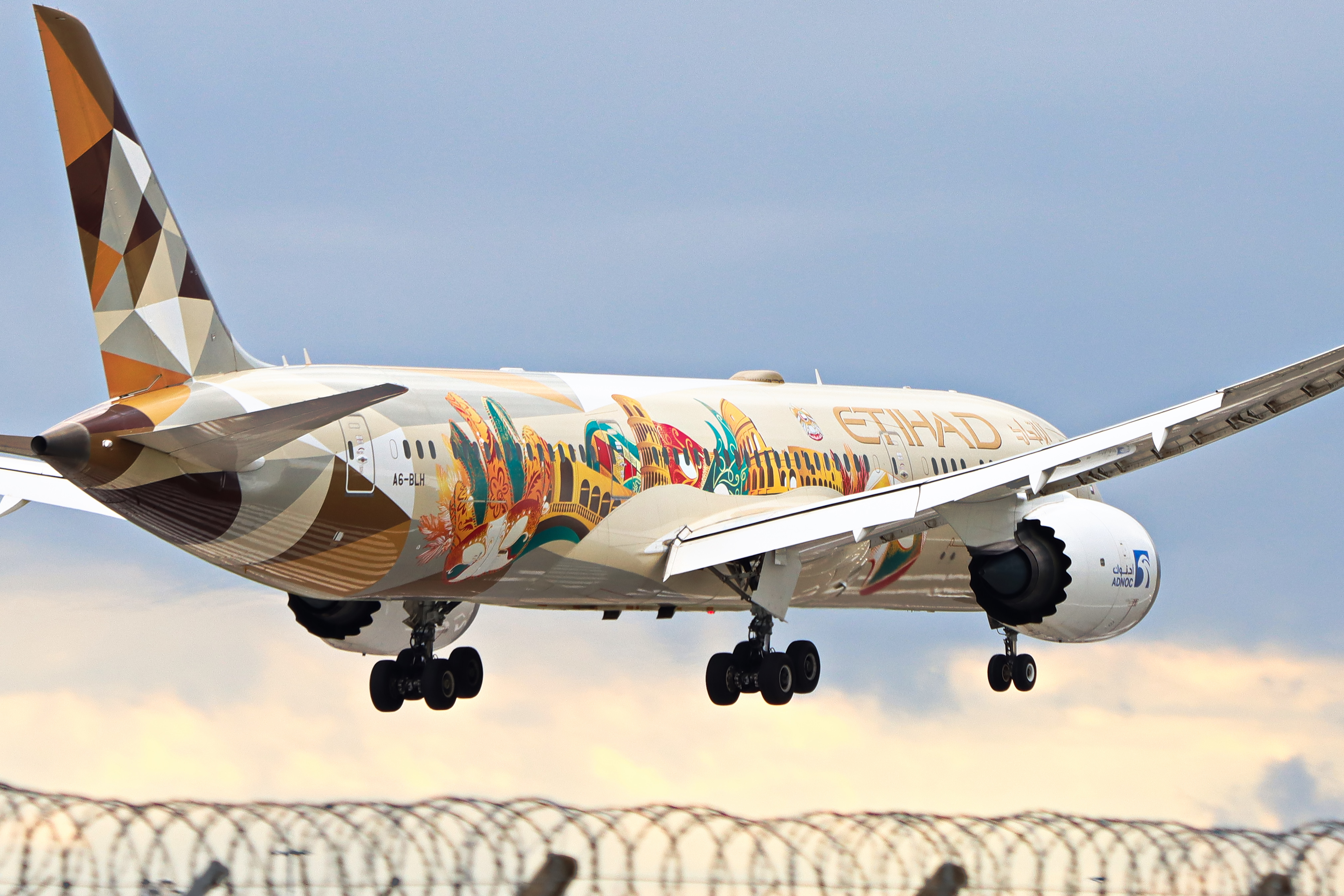 Full size: Etihad Airways Boeing 787-9 A6-BLH at London Heathrow International Airport