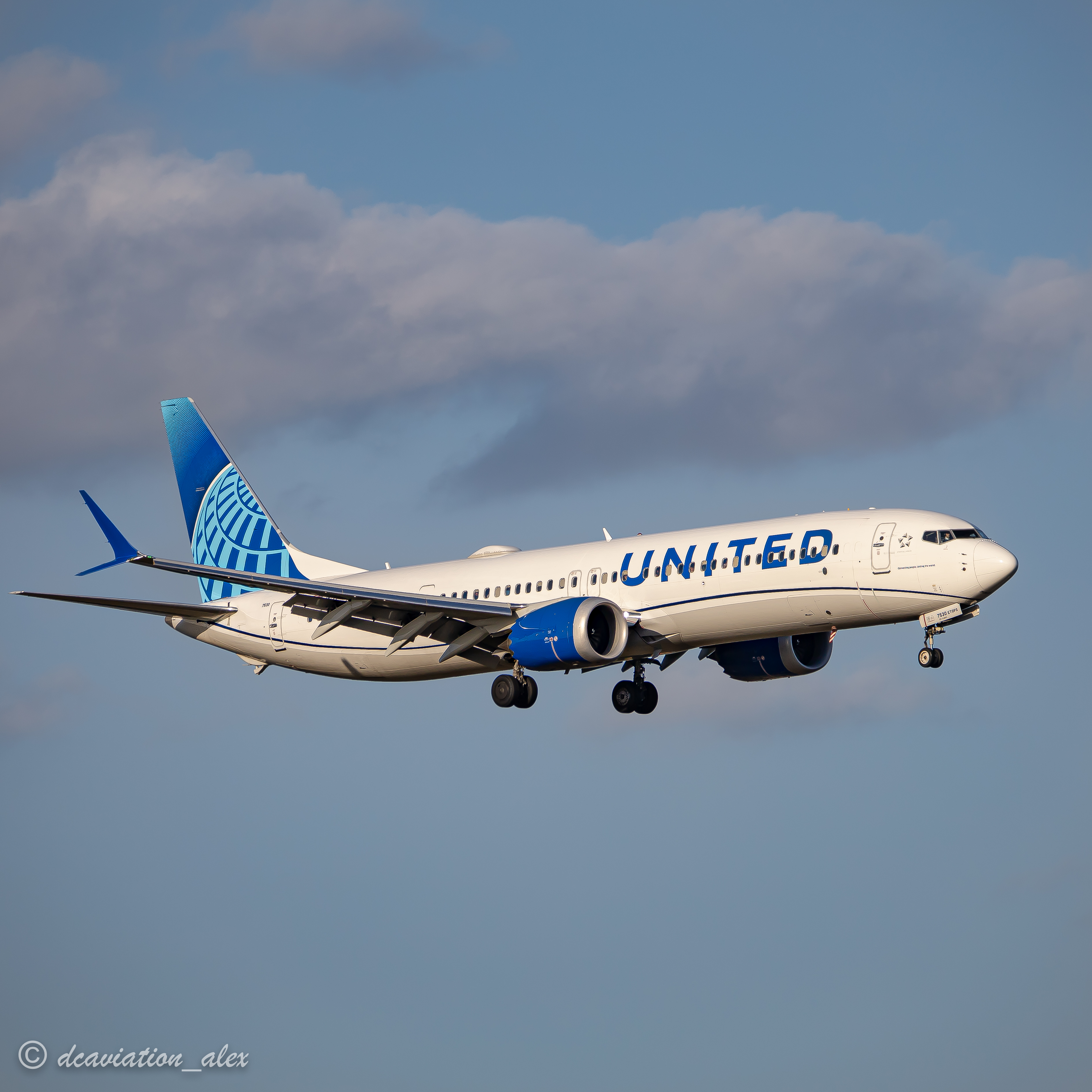 Full size: United Airlines Boeing 737 MAX 9 N37530 at Orlando International Airport