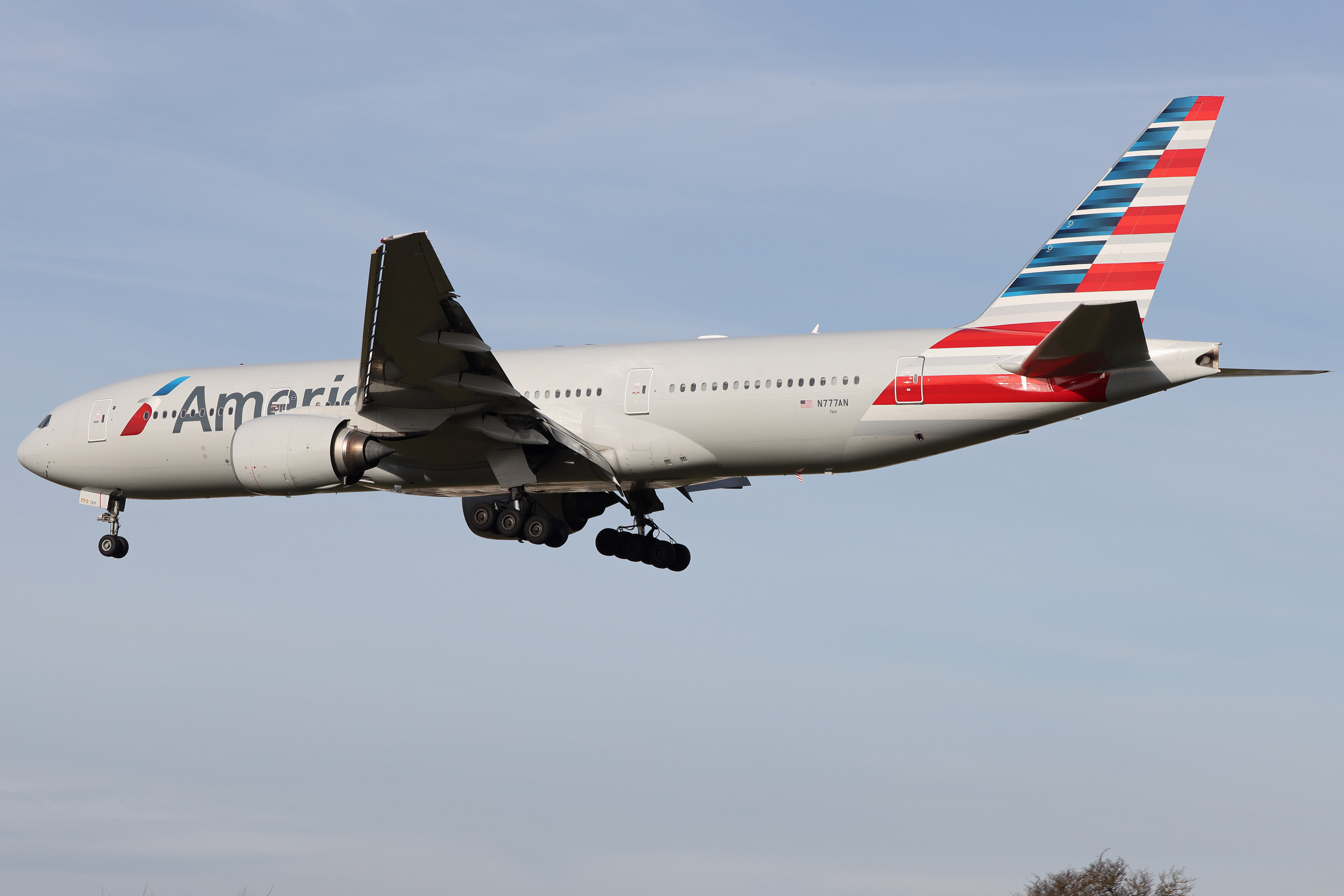 Full size: American Airlines Boeing 777-200ER N777AN at London Heathrow International Airport