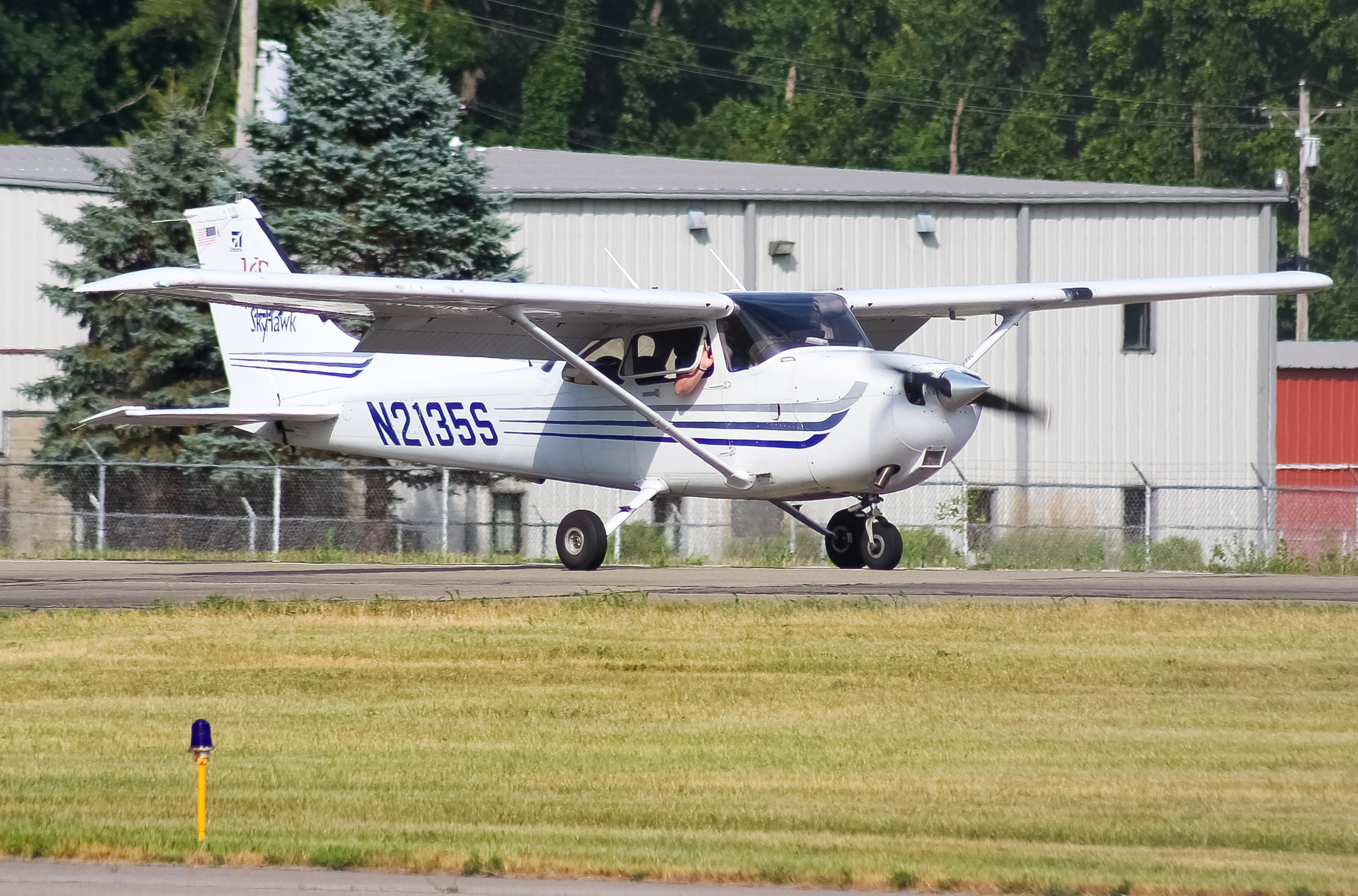 Full size: PRIVATE Cessna 172 N2135S at Clermont County Airport
