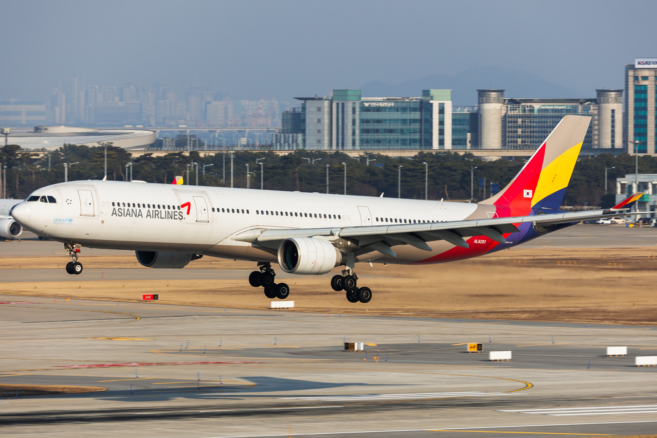 Full size: Asiana Airlines Airbus A330-300 HL8293 at Seoul-Incheon International Airport