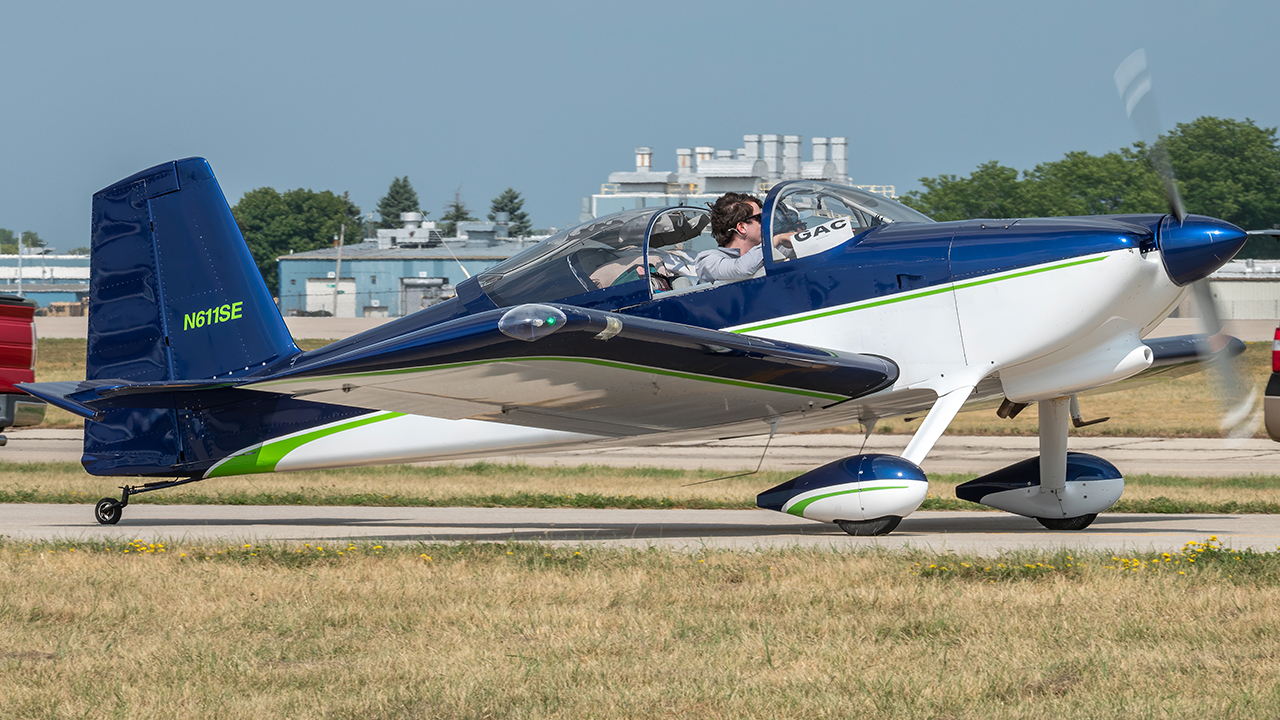 Full size: PRIVATE Vans RV-7 N611SE at Wittman Regional Airport