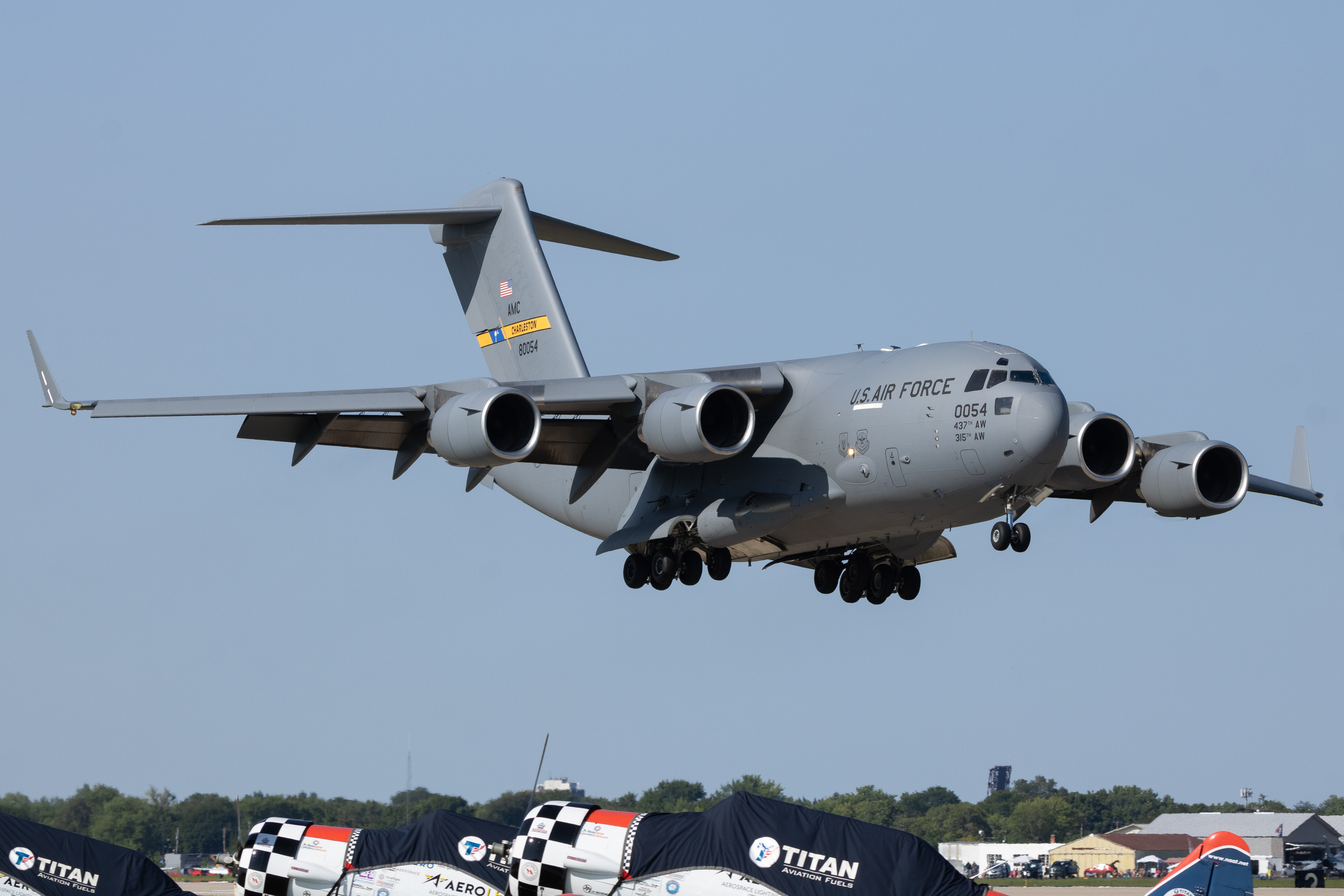 Full size: USAF - United States Air Force Boeing C-17 Globemaster III 98-0054 at Wittman Regional Airport