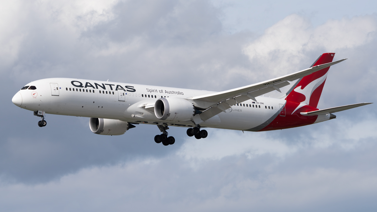 Full size: Qantas Airways Boeing 787-9 VH-ZNG at Vancouver International Airport