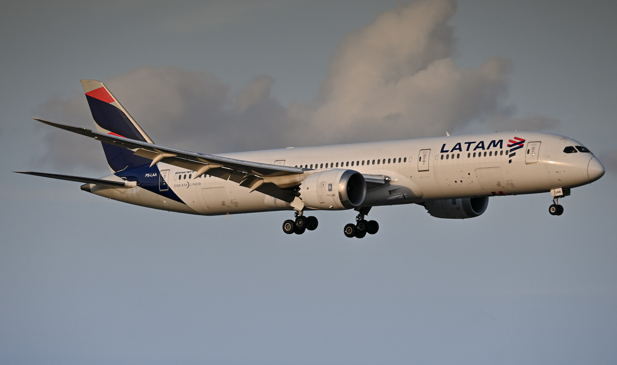 Full size: LATAM Boeing 787-9 PS-LAA at Orlando International Airport