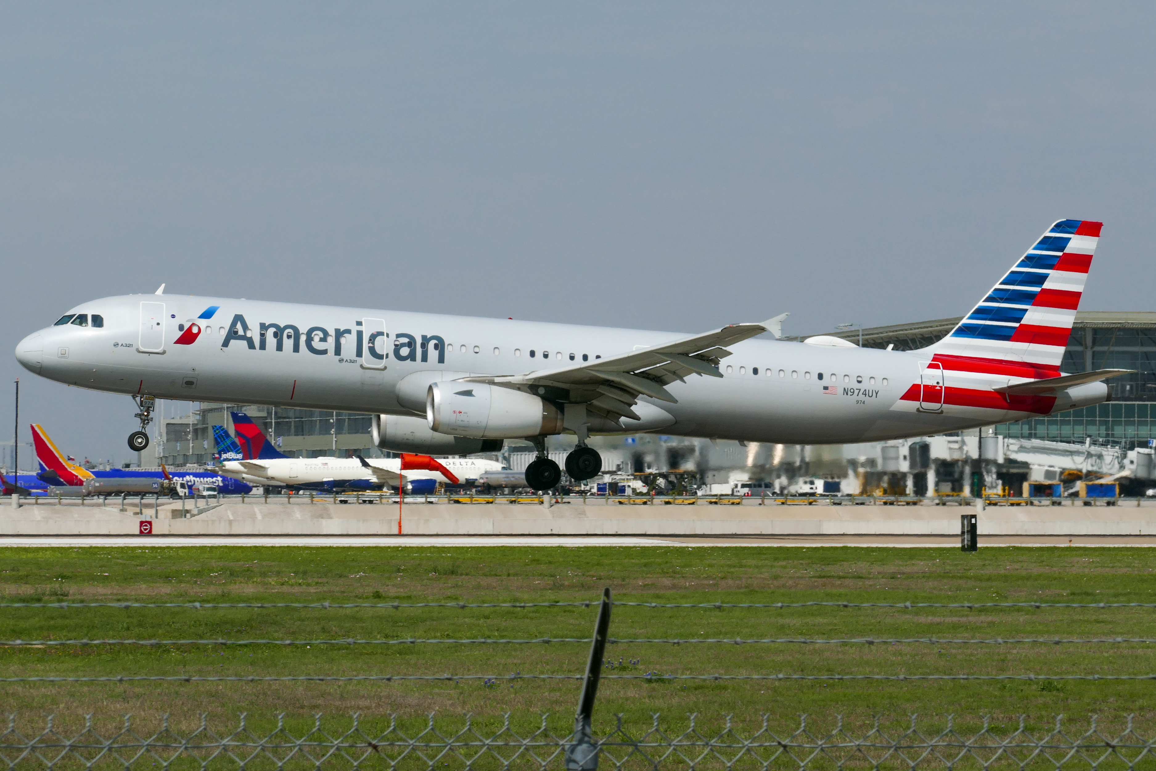 Full size: American Airlines Airbus A321-200 N974UY at Austin-Bergstrom International Airport