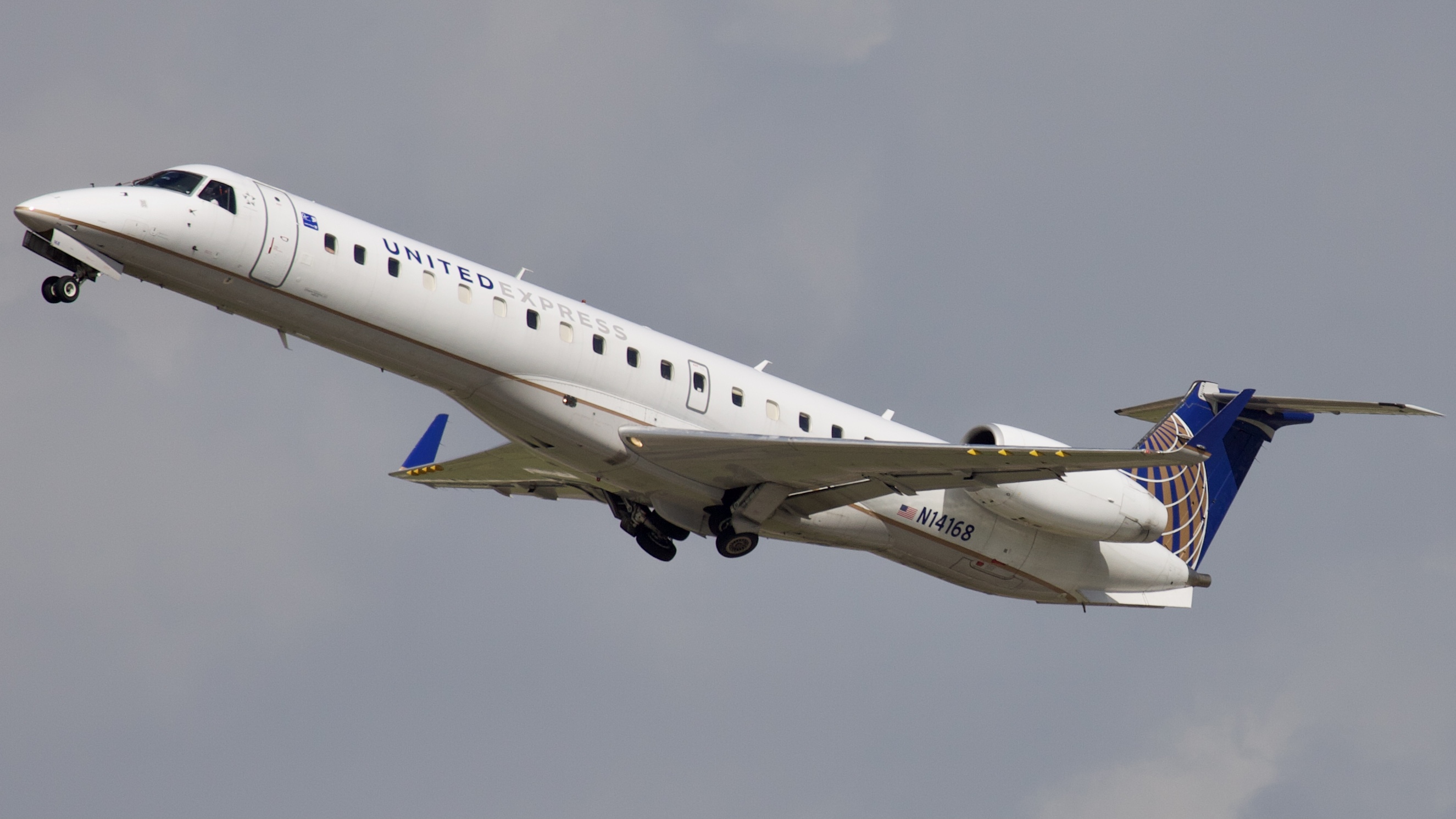 Full size: United Express Embraer ERJ145 N14168 at Houston-George Bush Intercontinental Airport