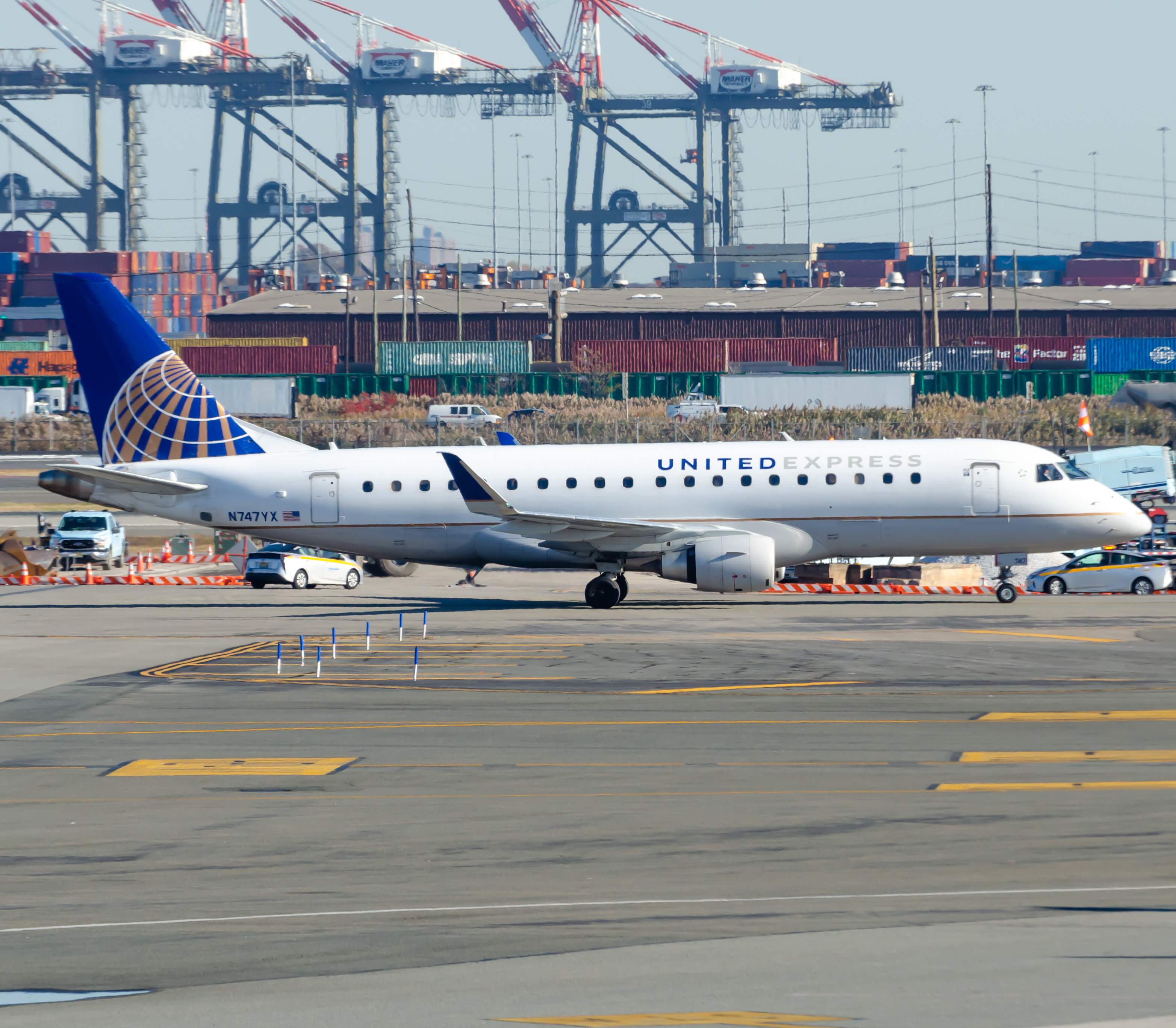 Full size: United Express Embraer E175 N747YX at Newark Liberty International Airport