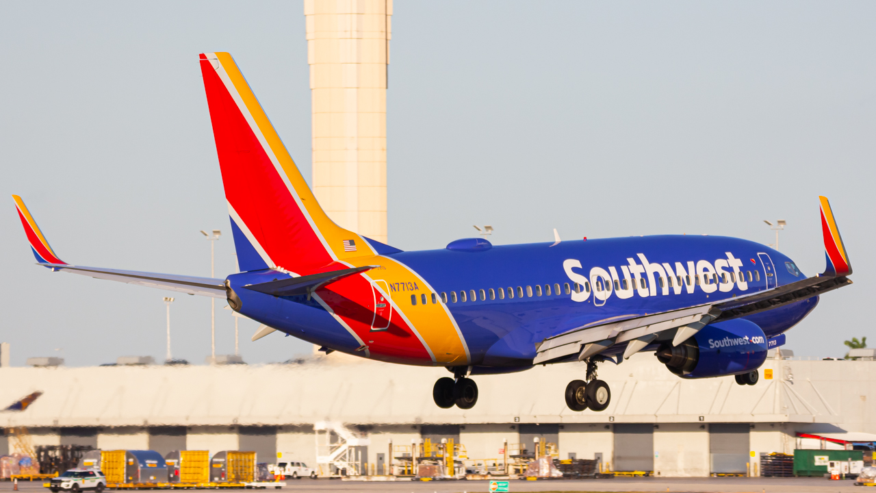 Full size: Southwest Airlines Boeing 737-700 N7713A at Miami International Airport