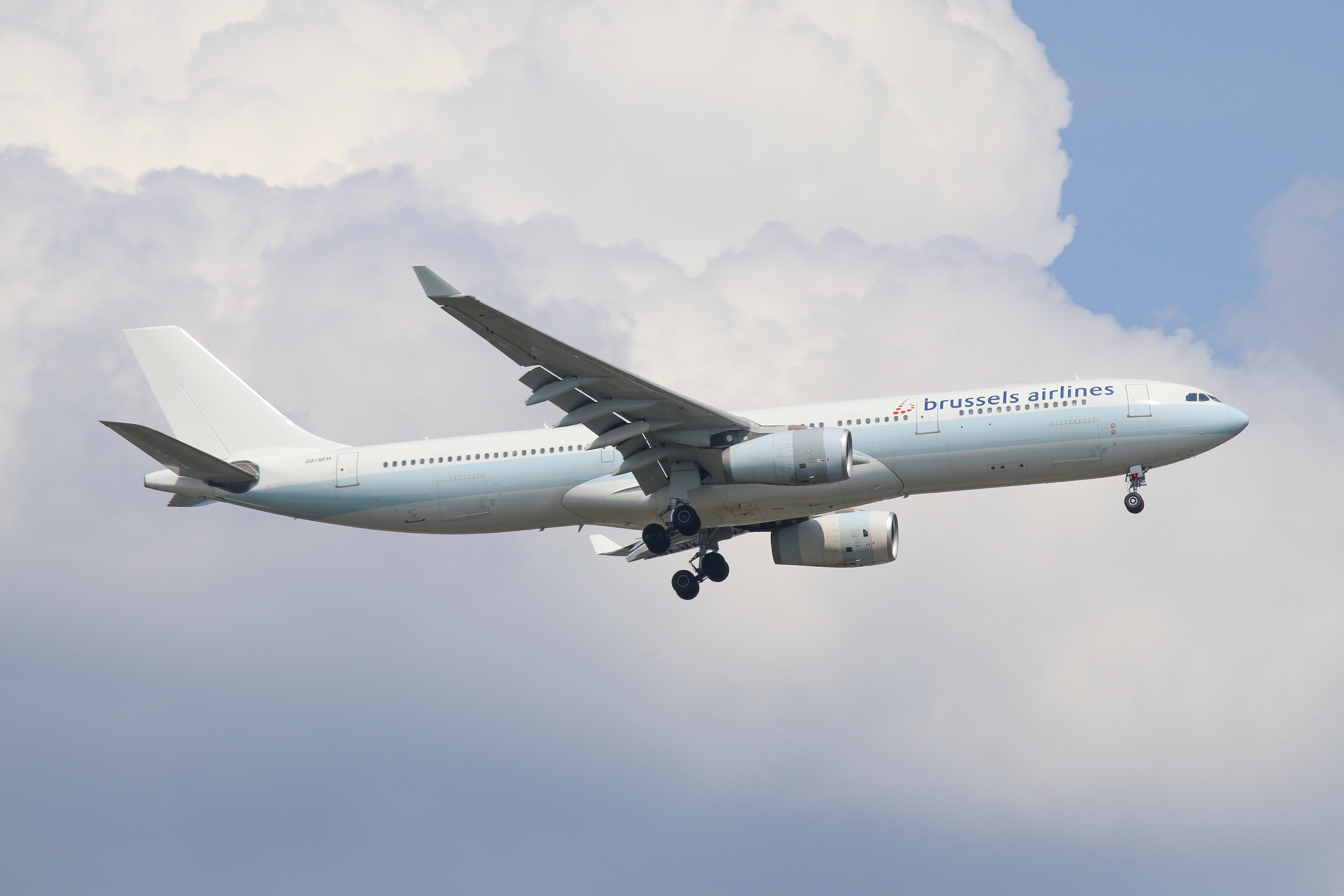 Full size: Brussels Airlines Airbus A330-300 OO-SFH at Washington Dulles International Airport