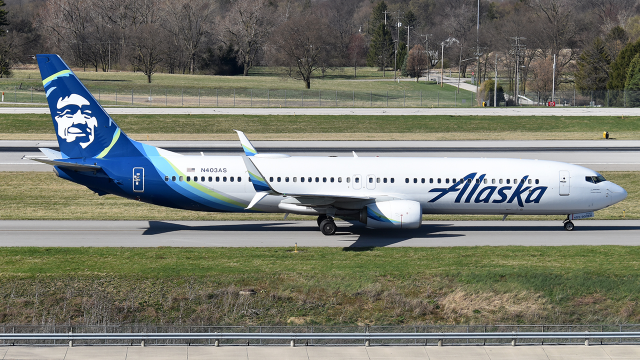 Full size: Alaska Airlines Boeing 737-900ER N403AS at John Glenn Columbus International Airport