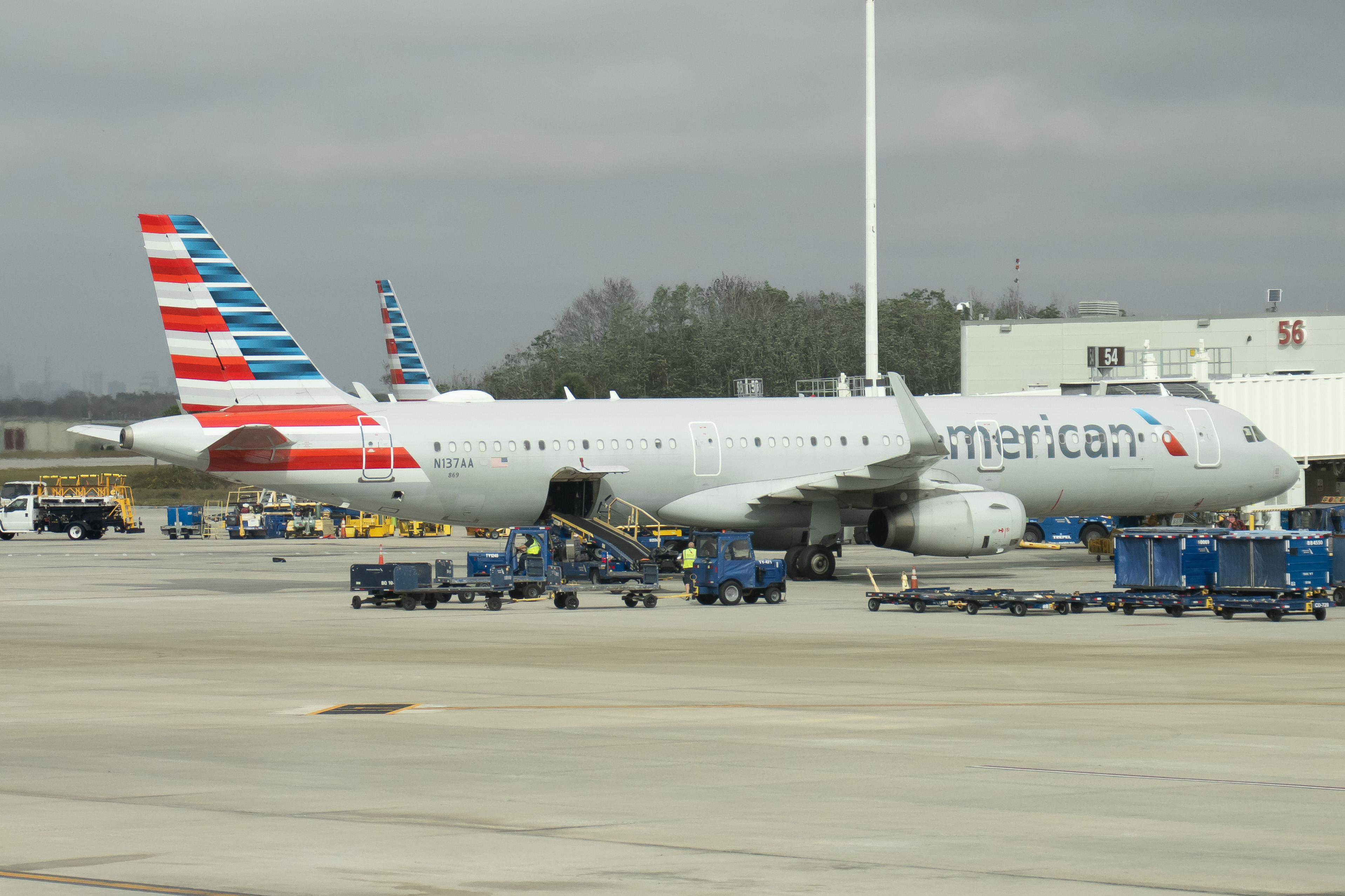 Full size: American Airlines Airbus A321-200 N137AA at Orlando International Airport