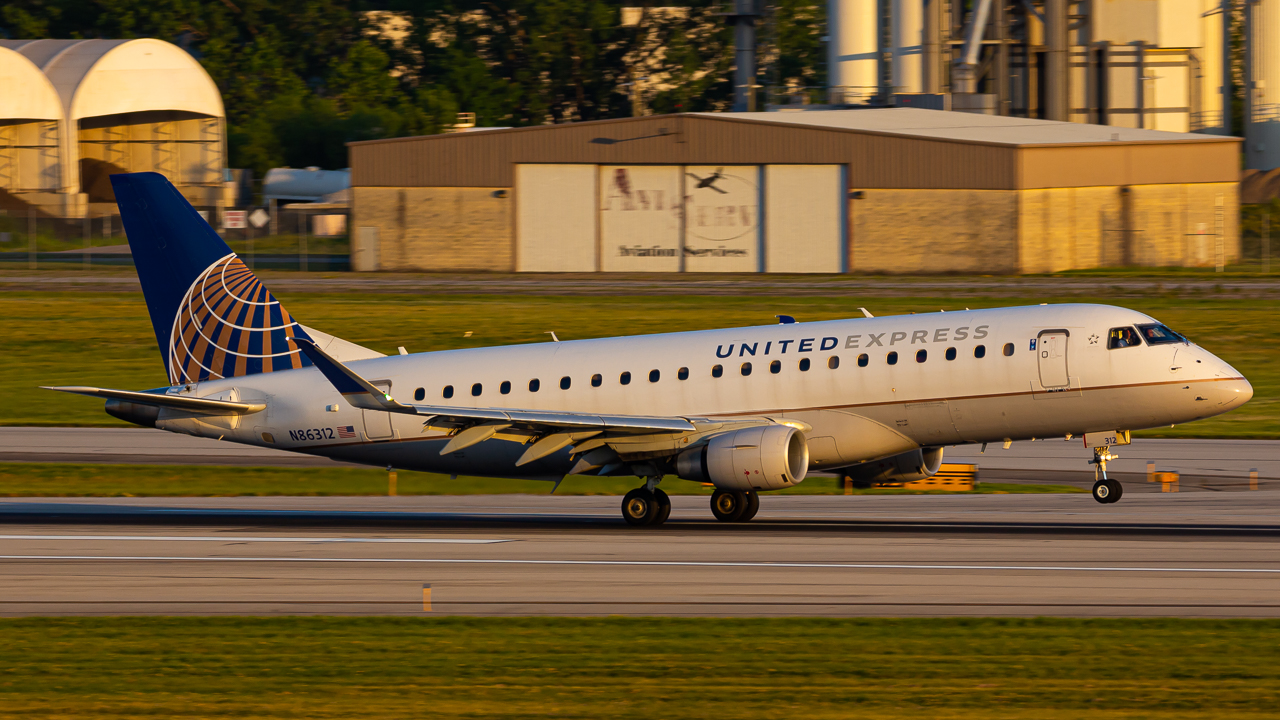 Full size: United Express Embraer E175LR N86312 at John Glenn Columbus International Airport