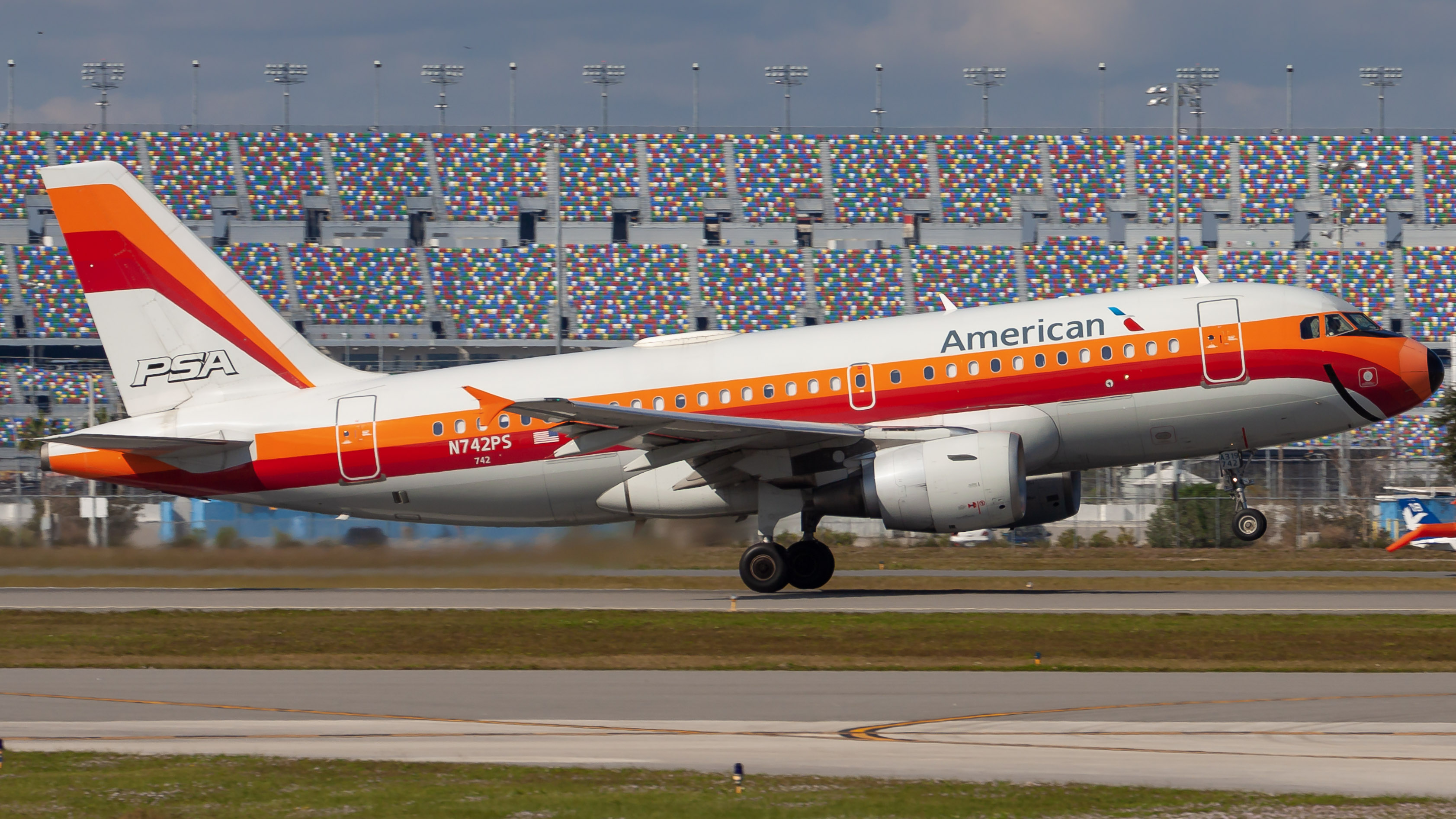 Full size: American Airlines Airbus A319 N742PS at Daytona Beach International Airport