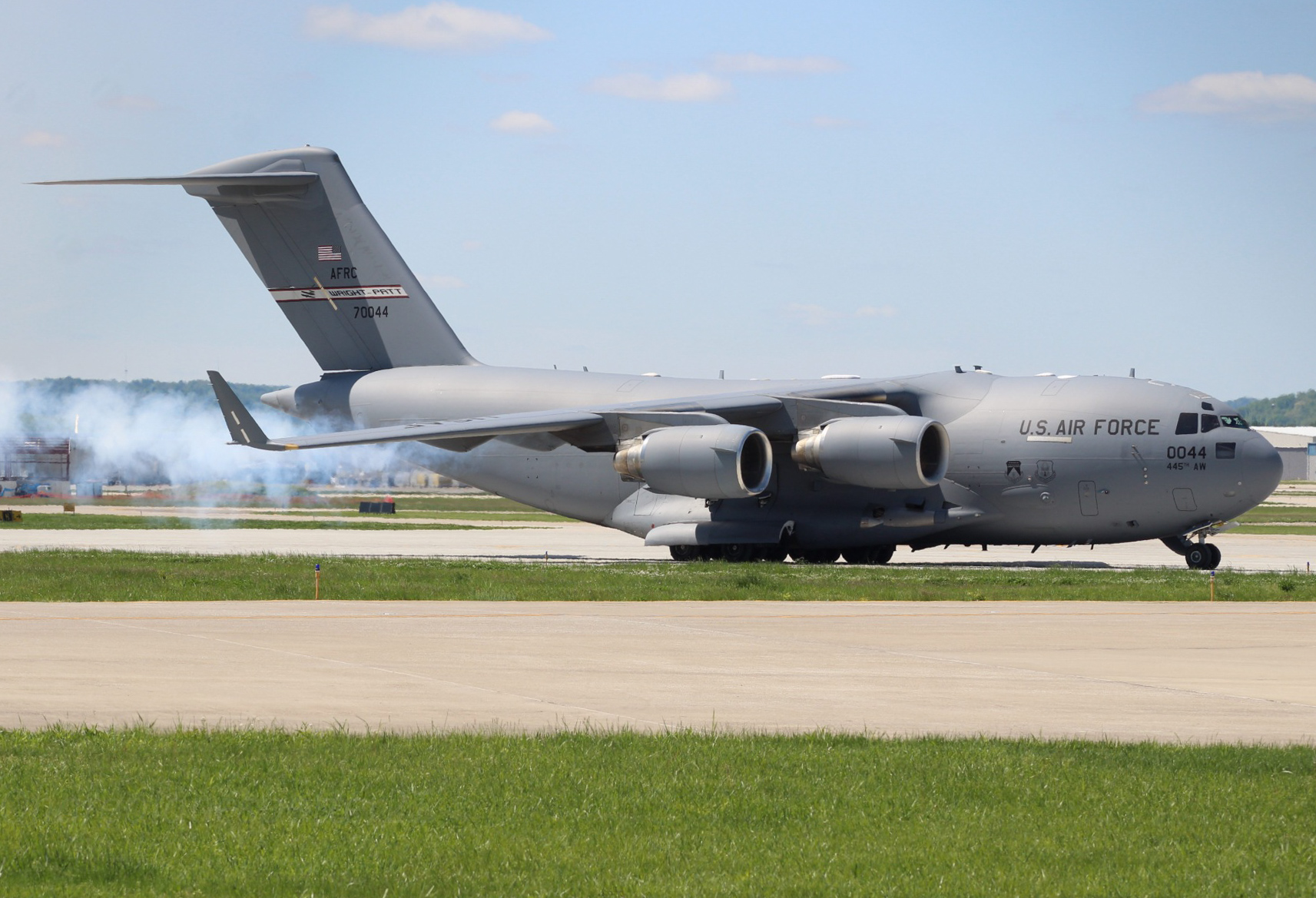 Full size: USAF - United States Air Force Boeing C-17 Globemaster III 70044 at Louisville Muhammad Ali International Airport