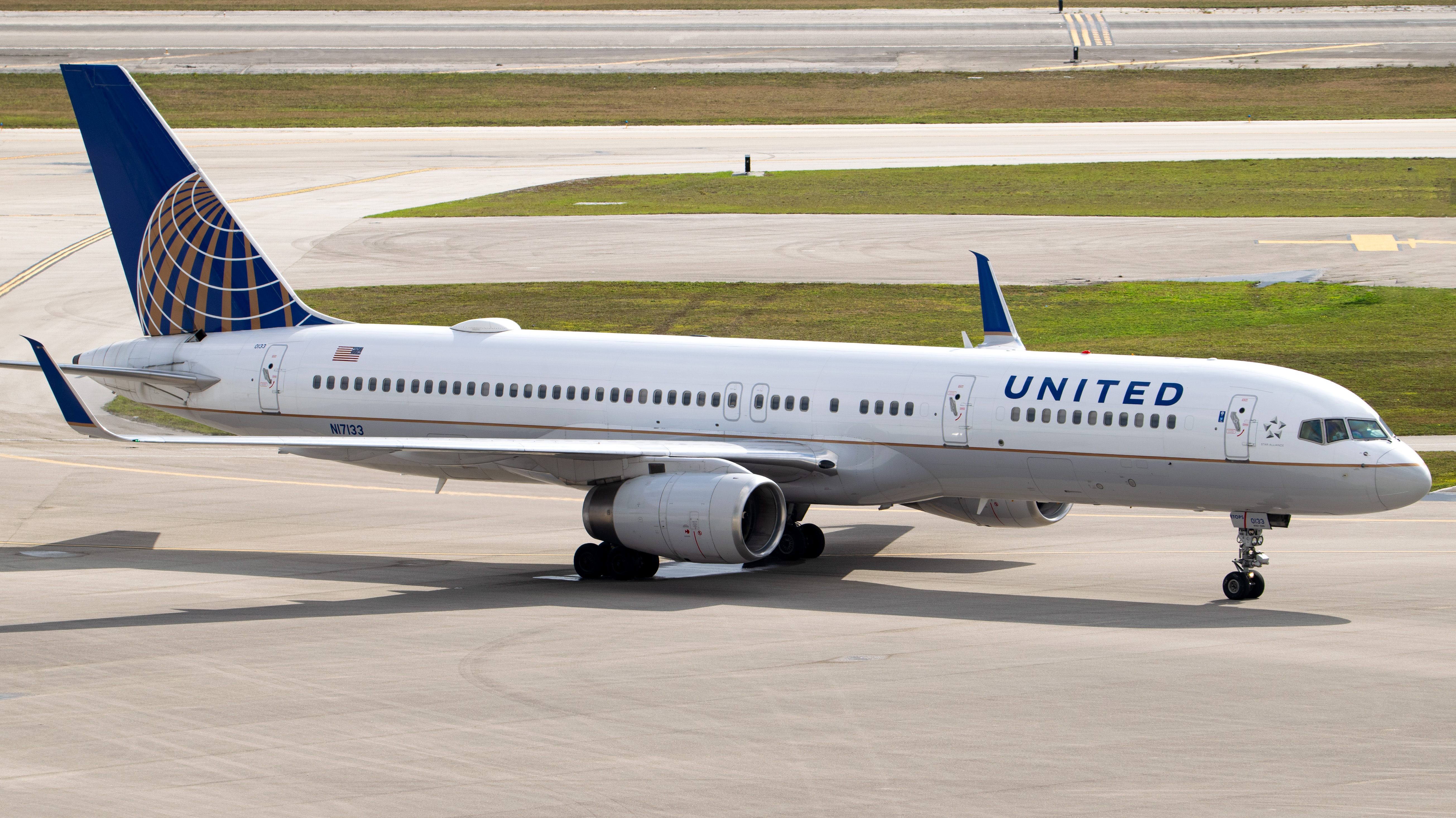 Full size: United Airlines Boeing 757-200 N17133 at Palm Beach International Airport