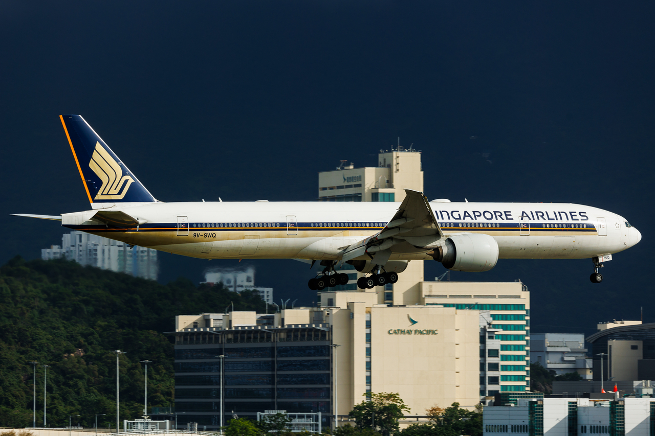 Full size: Singapore Airlines Boeing 777-300ER 9V-SWQ at Hong Kong International Airport