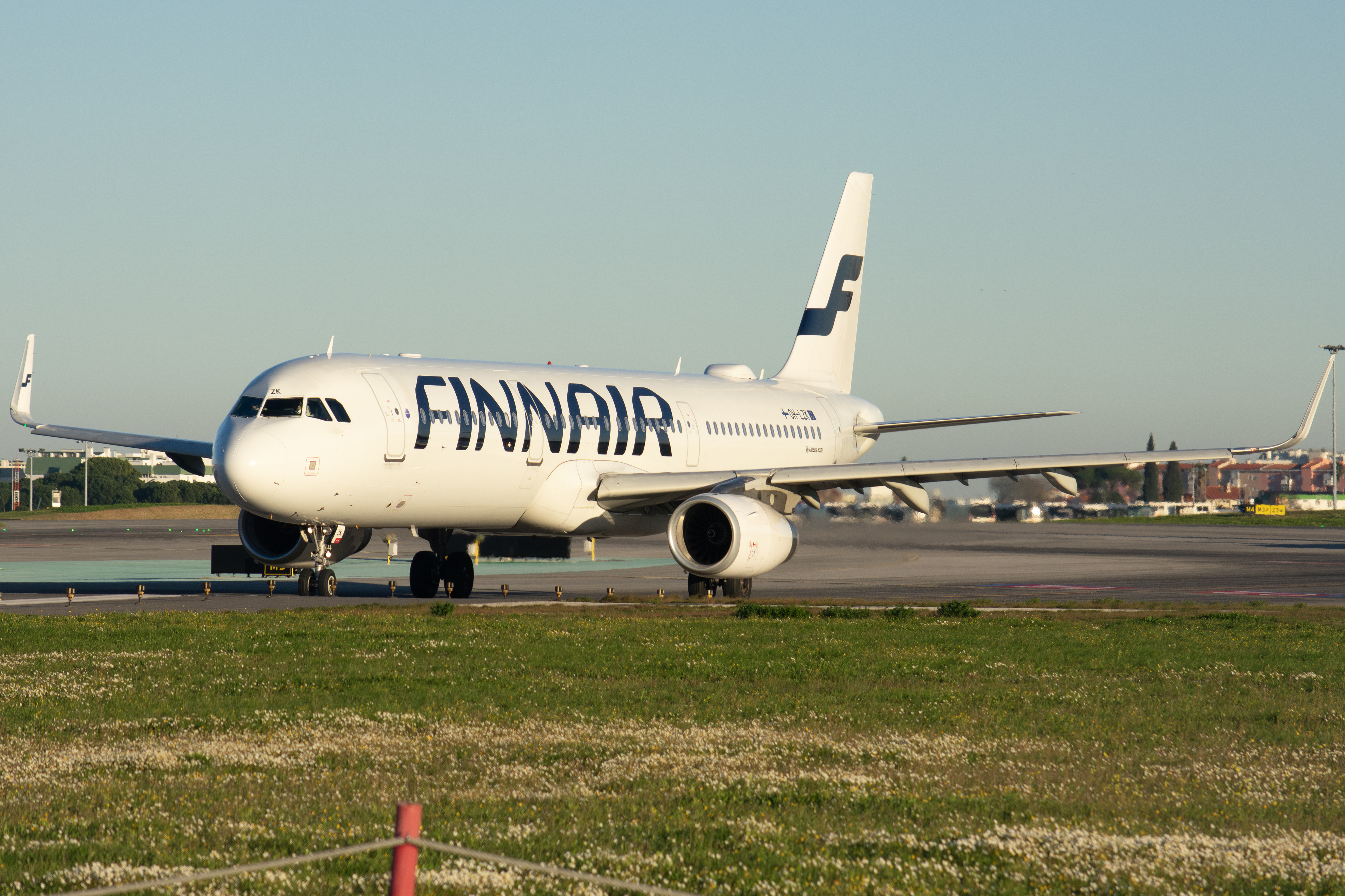 Full size: Finnair Airbus A321-200 OH-LZK at Lisbon Humberto Delgado Airport
