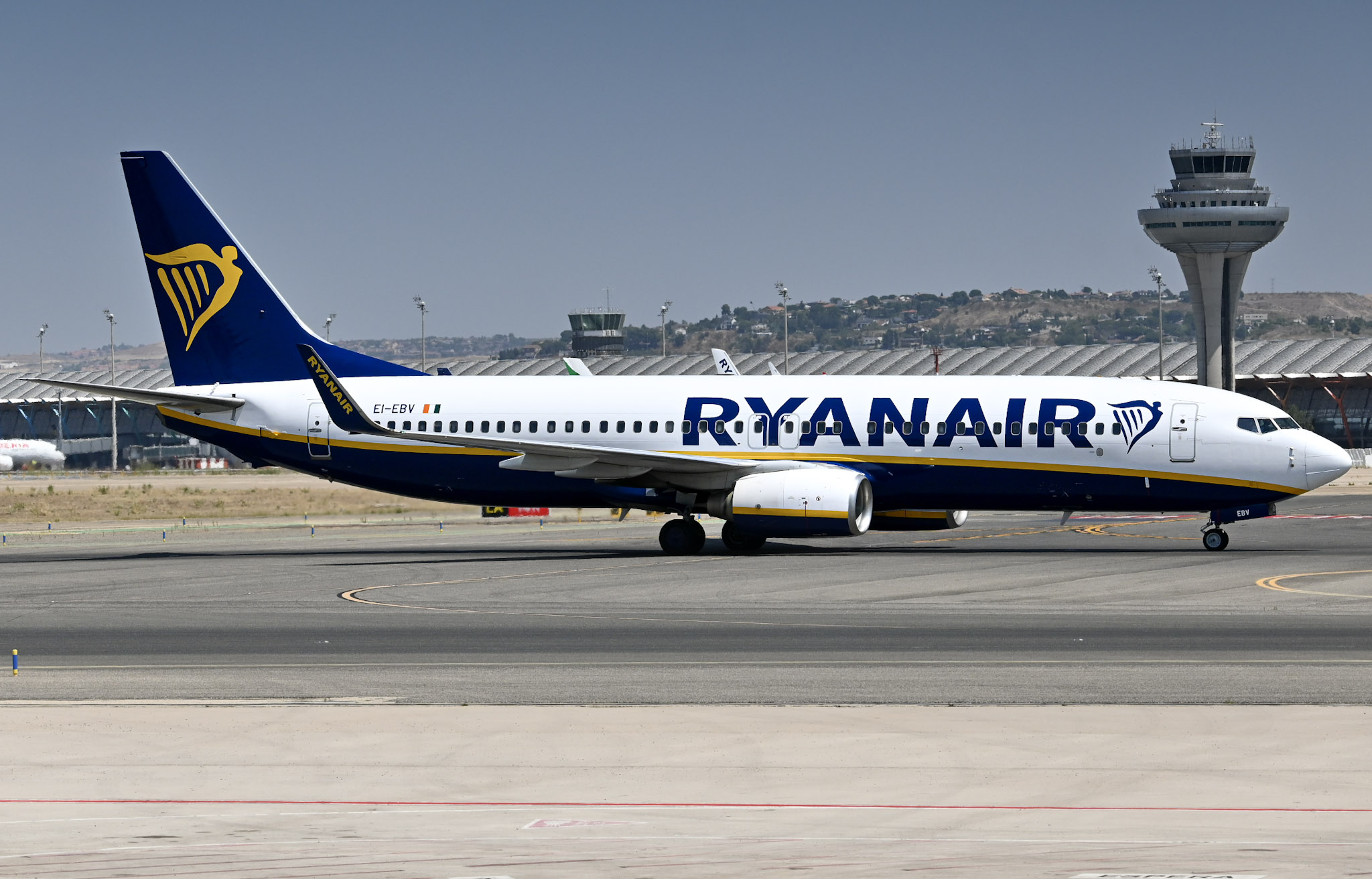 Full size: RyanAir Boeing 737-800 EI-EBV at Madrid Barajas Airport