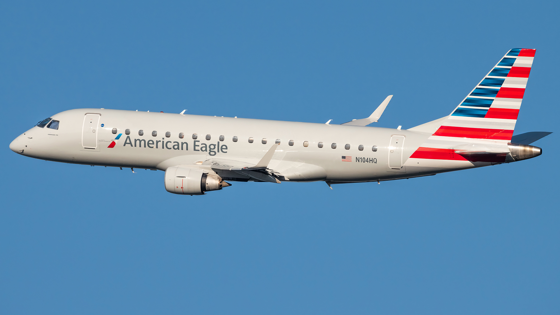 Full size: American Eagle Embraer E175 N104HQ at Ronald Reagan National Airport