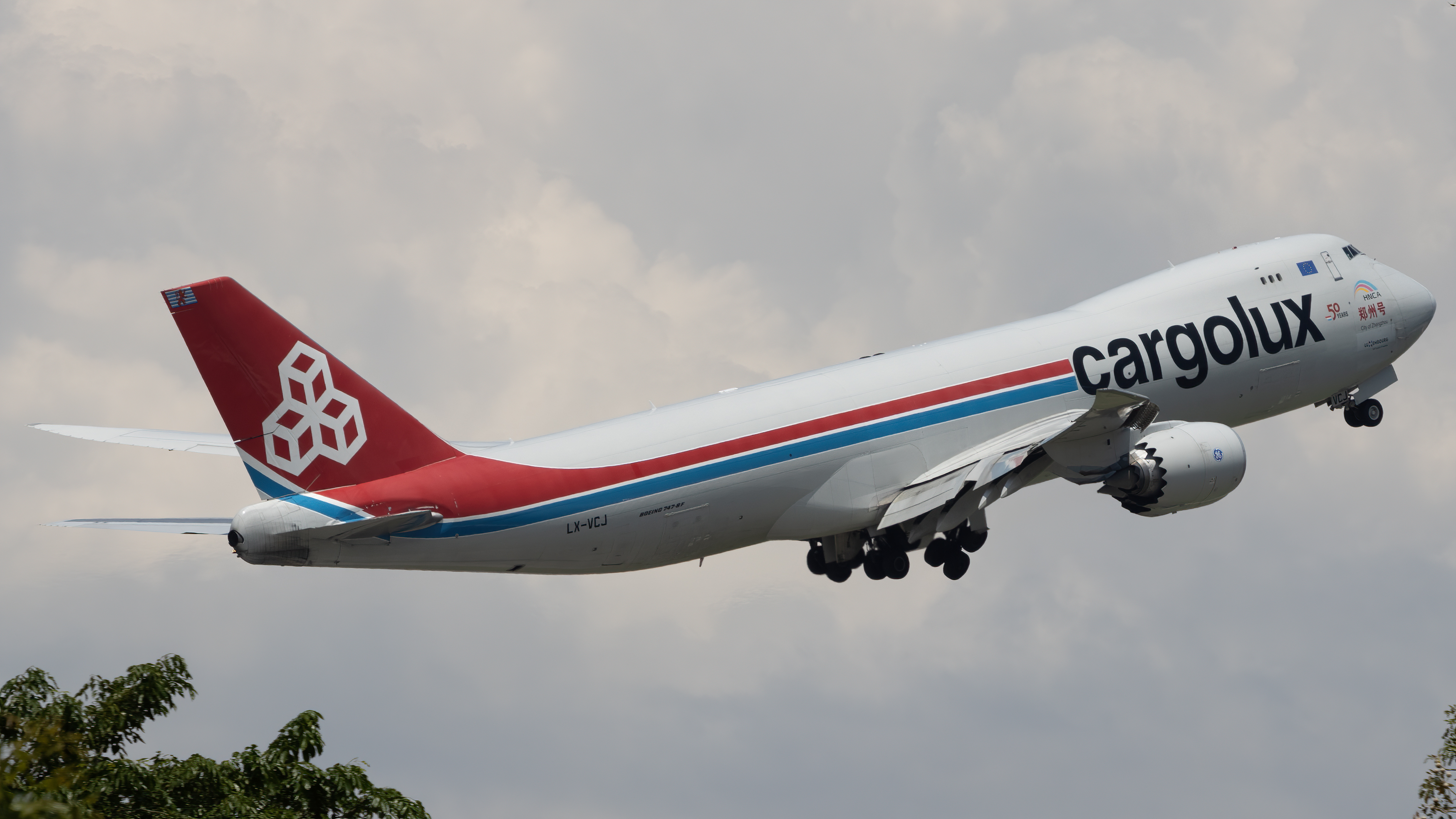 Full size: CargoLux Boeing 747-400F LX-VCJ at Singapore-Changi Airport