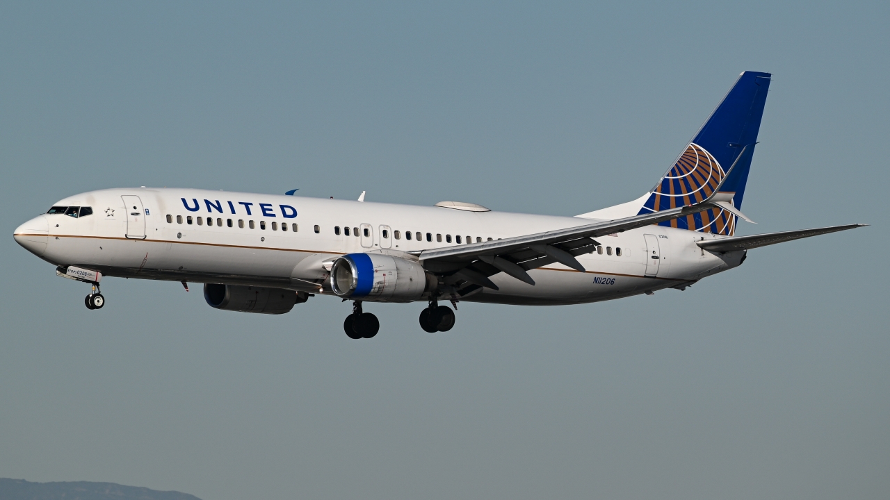 Full size: United Airlines Boeing 737-800 N11206 at Los Angeles International Airport