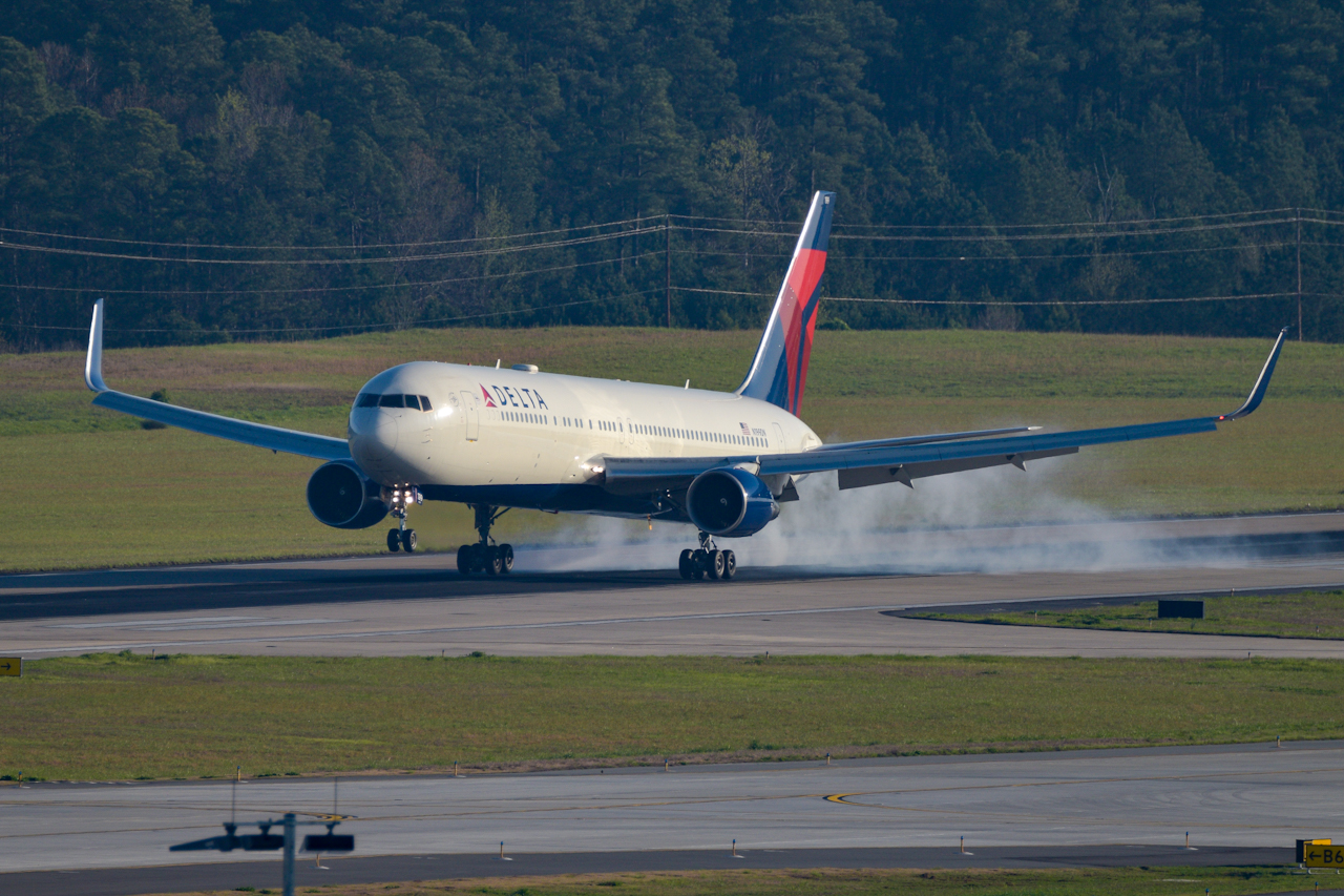 Full size: Delta Airlines Boeing 767-300ER N199DN at Raleigh-Durham International Airport