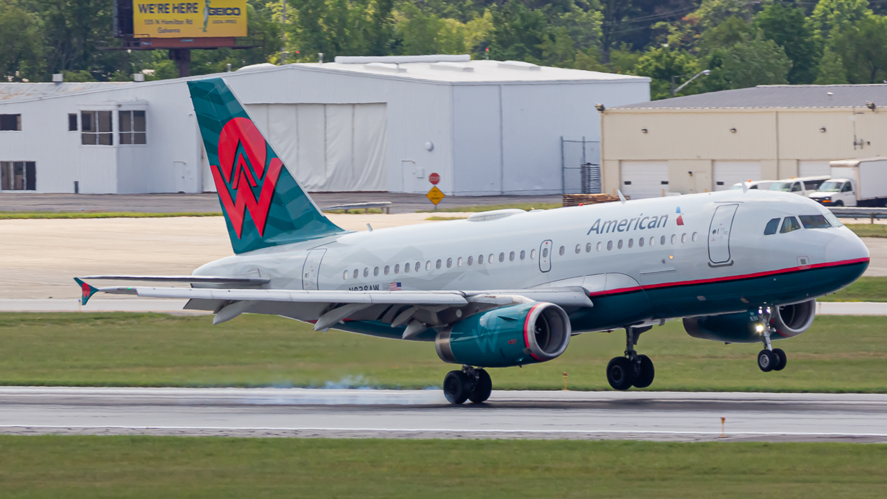 Full size: American Airlines Airbus A319 N838AW at John Glenn Columbus International Airport