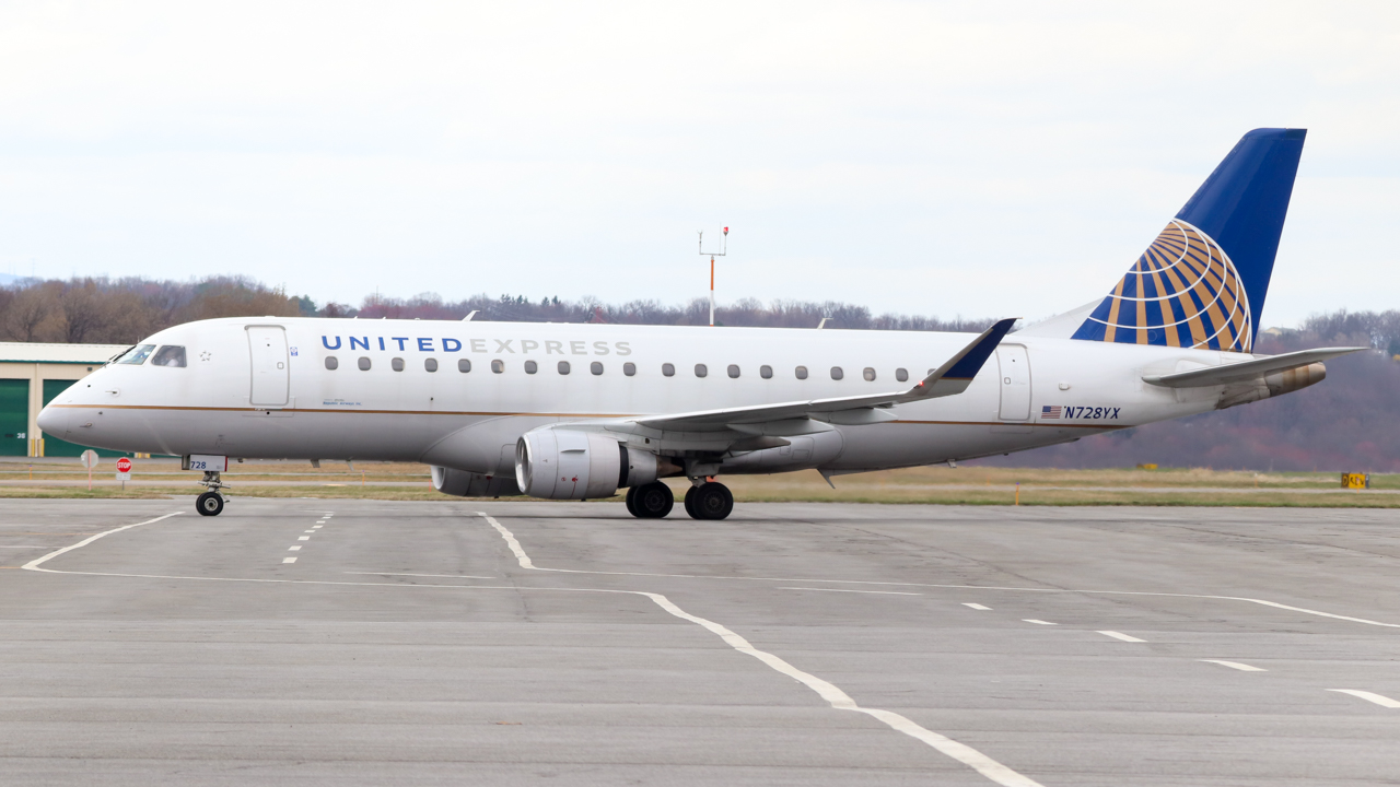 Full size: United Express Embraer E175 N728YX at Avoca Wilkes-Barre/Scranton International Airport
