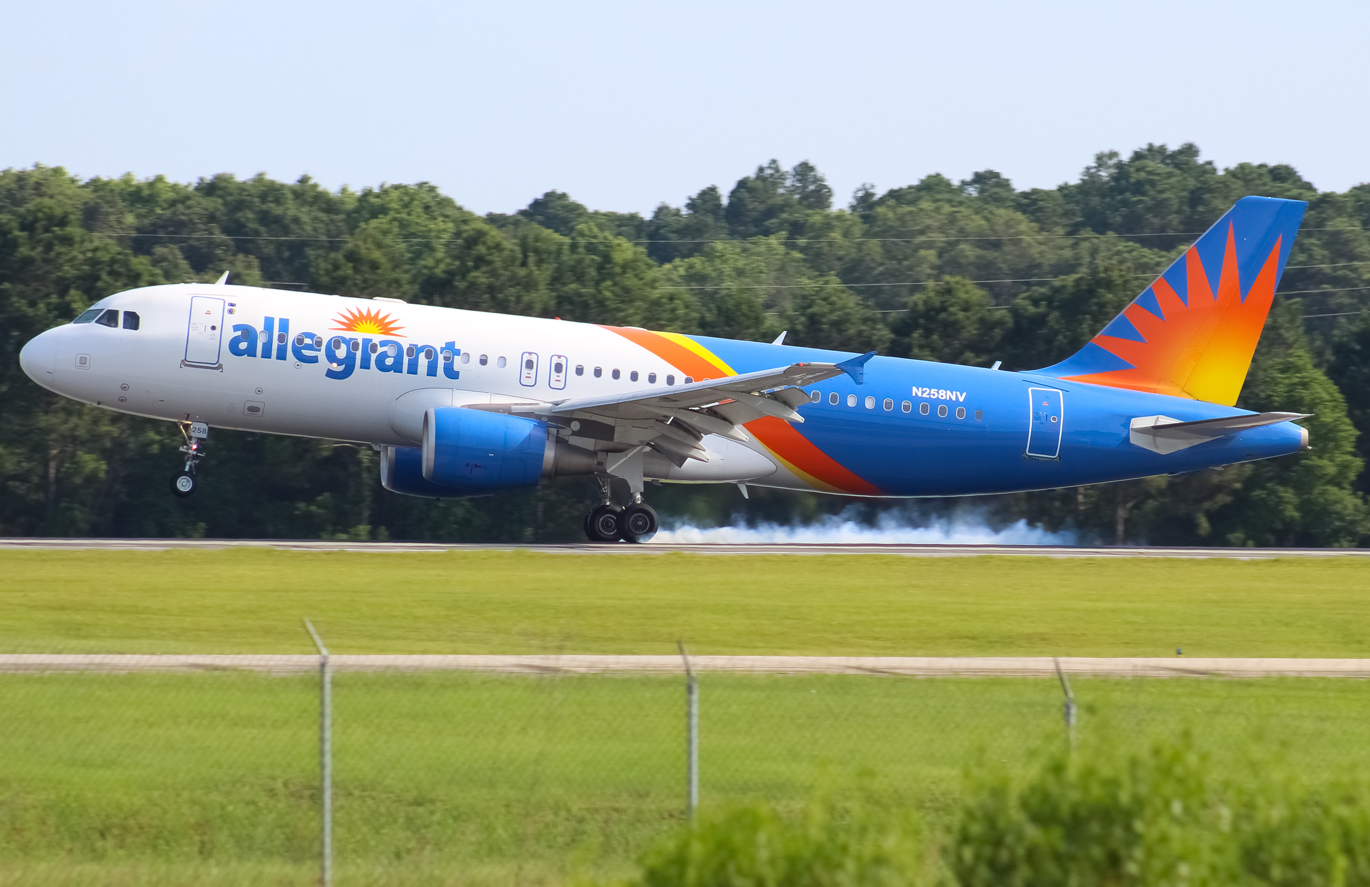Full size: Allegiant Air Airbus A320 N258NV at Savannah/Hilton Head International Airport