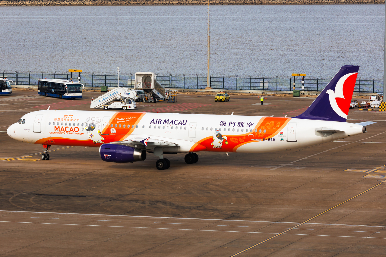 Full size: Air Macau Airbus A321-200 B-MBB at Macau International Airport
