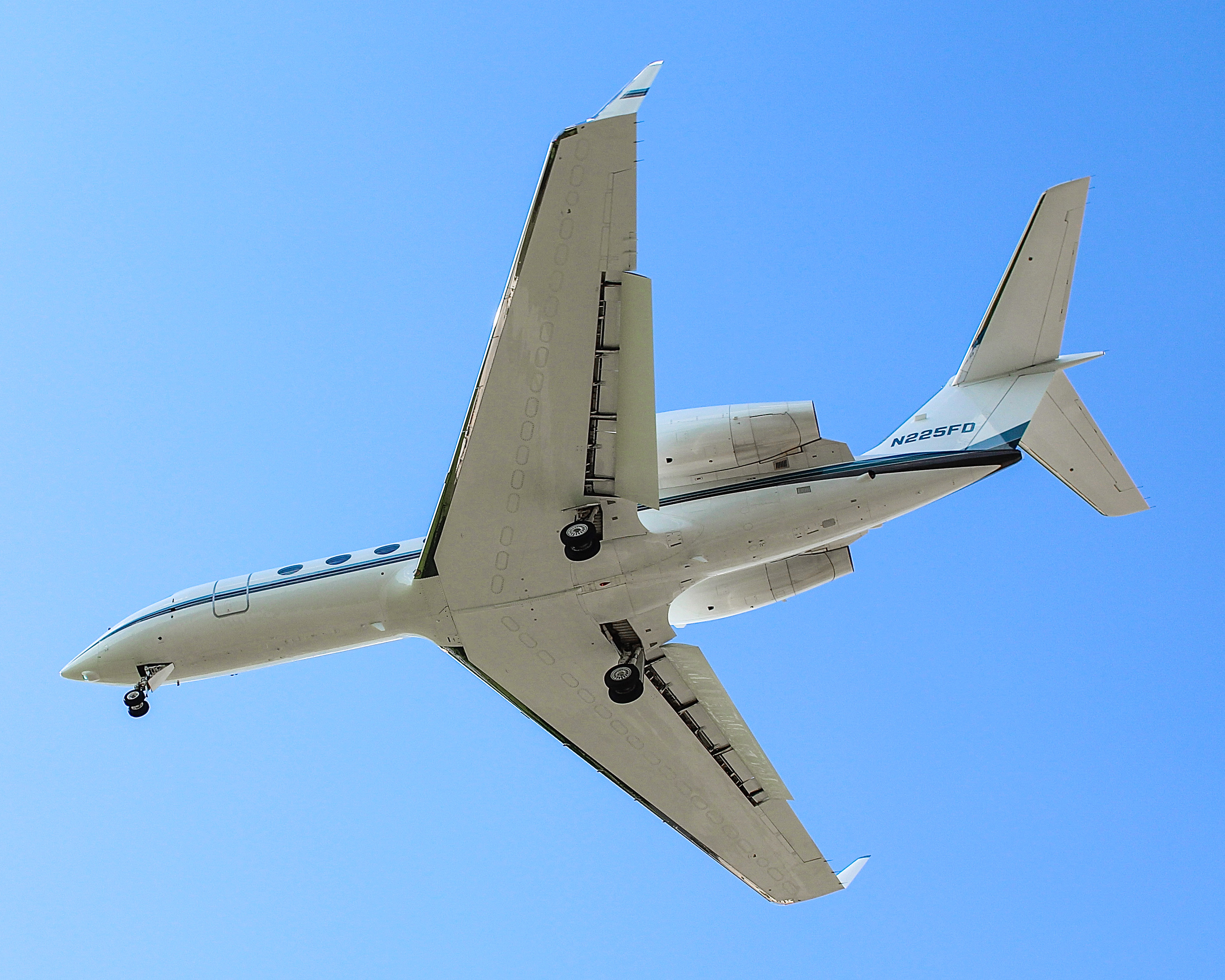 Full size: PRIVATE Gulfstream G450 N225FD at General Mitchell International Airport