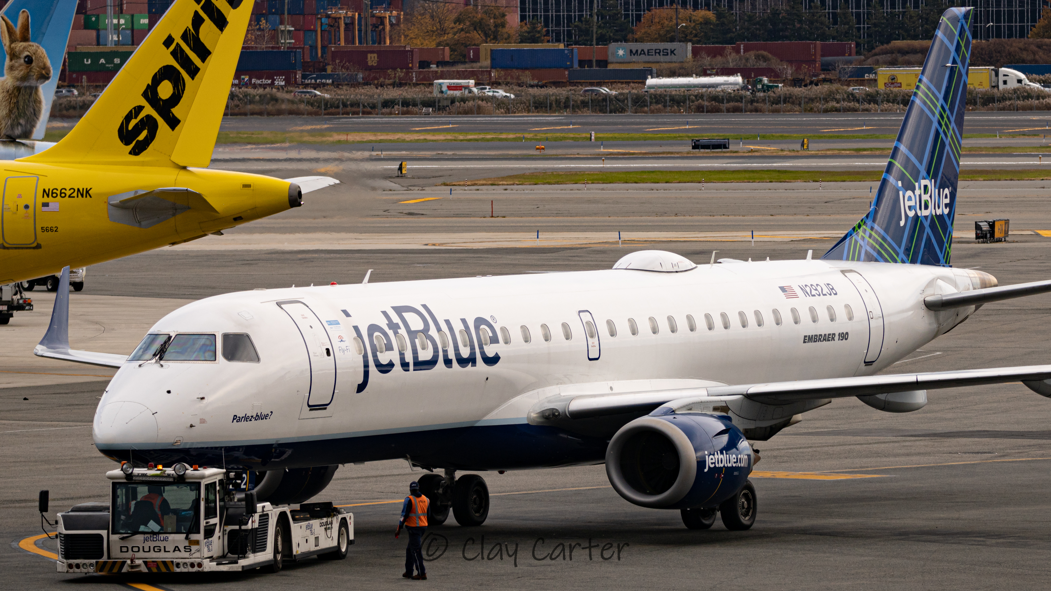 Full size: JetBlue Airways Embraer E190 N292JB at Newark Liberty International Airport