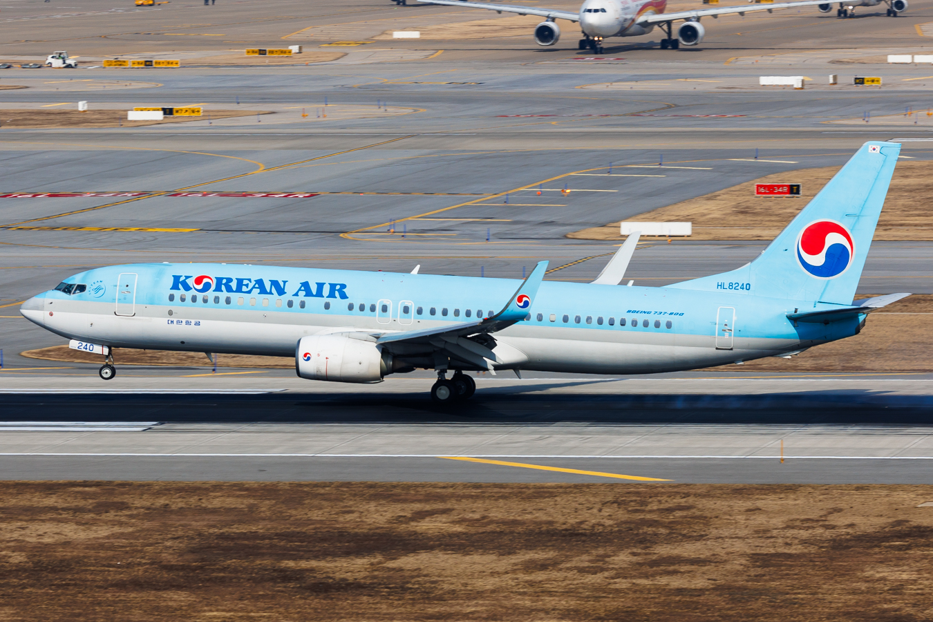 Full size: Korean Air Boeing 737-800 HL8240 at Seoul-Incheon International Airport