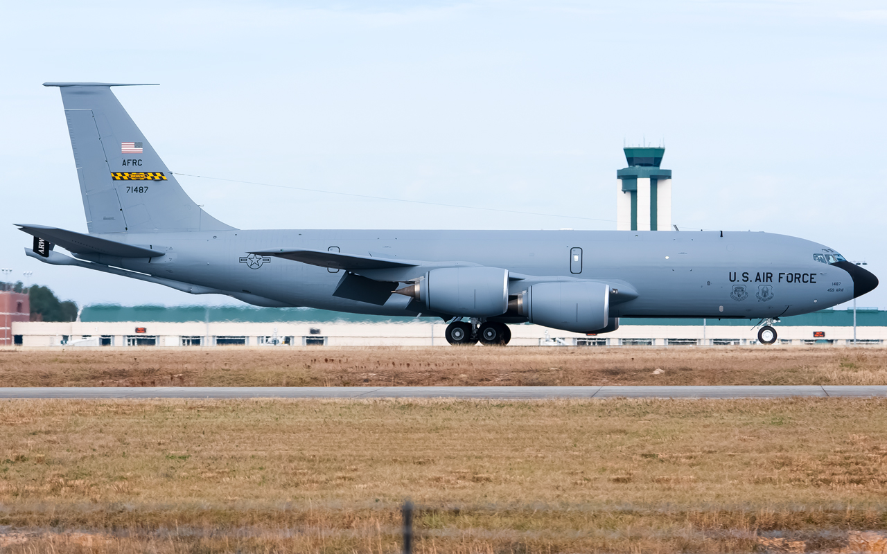 Full size: USAF - United States Air Force Boeing KC-135 Stratotanker 57-1487 at Savannah/Hilton Head International Airport