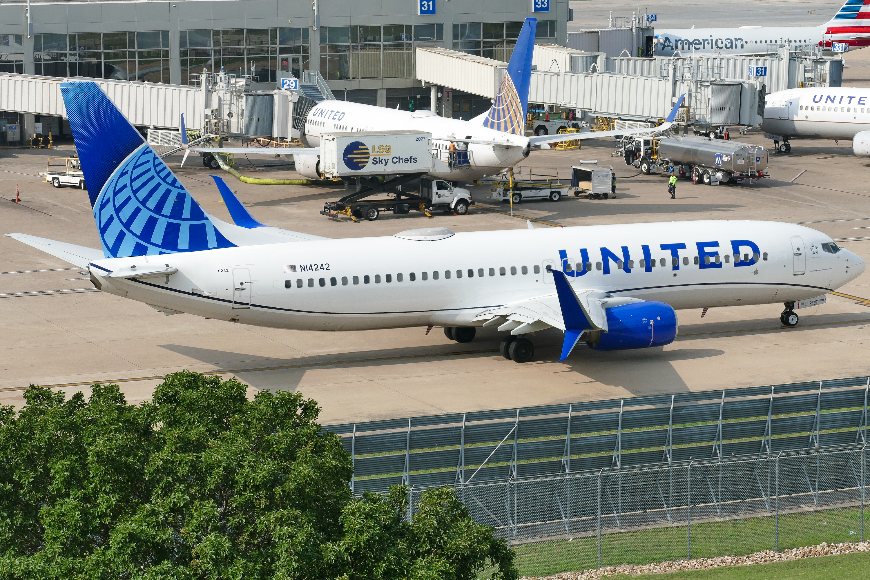 Full size: United Airlines Boeing 737-800 N14242 at Austin-Bergstrom International Airport