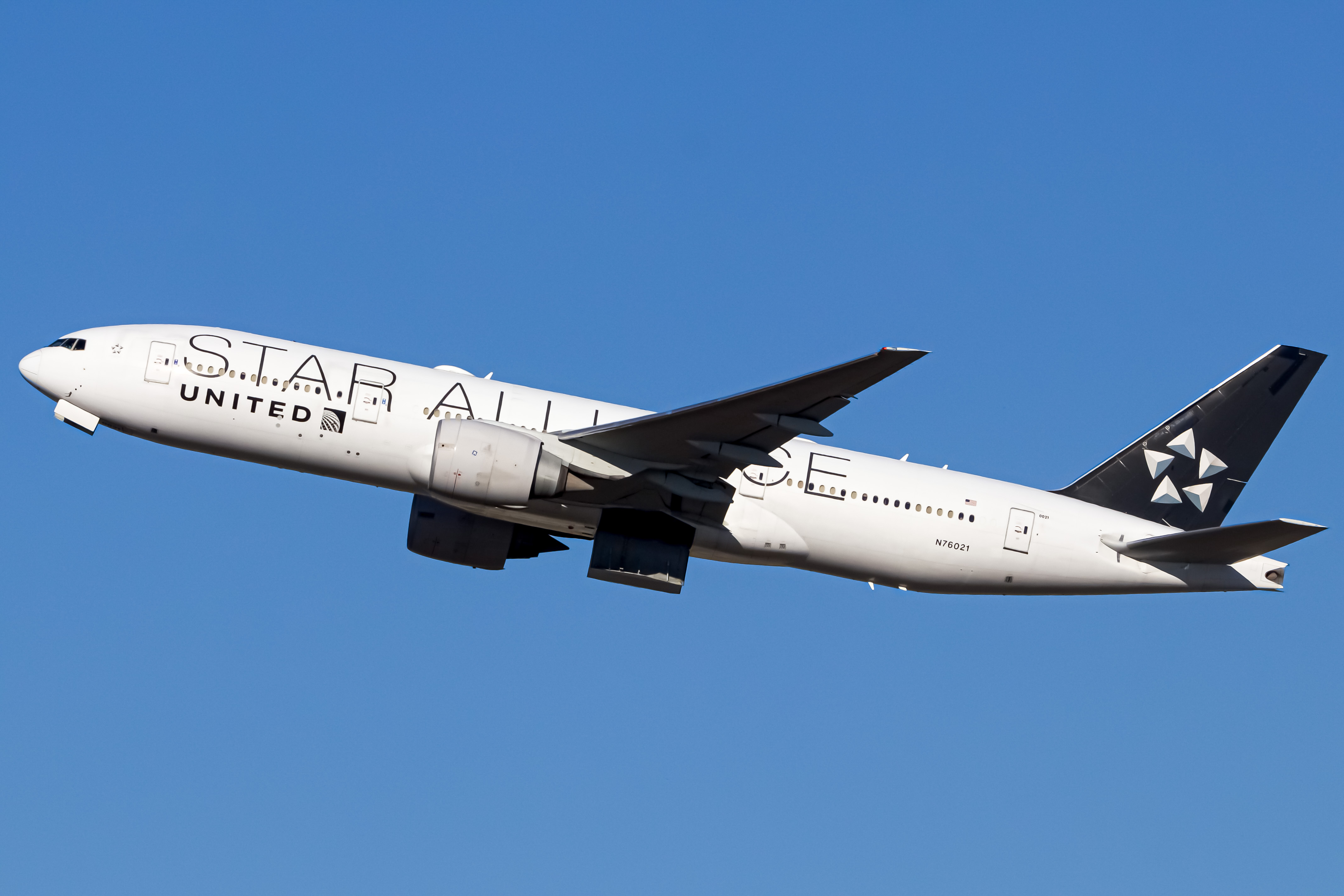 Full size: United Airlines Boeing 777-200ER N76021 at Houston-George Bush Intercontinental Airport