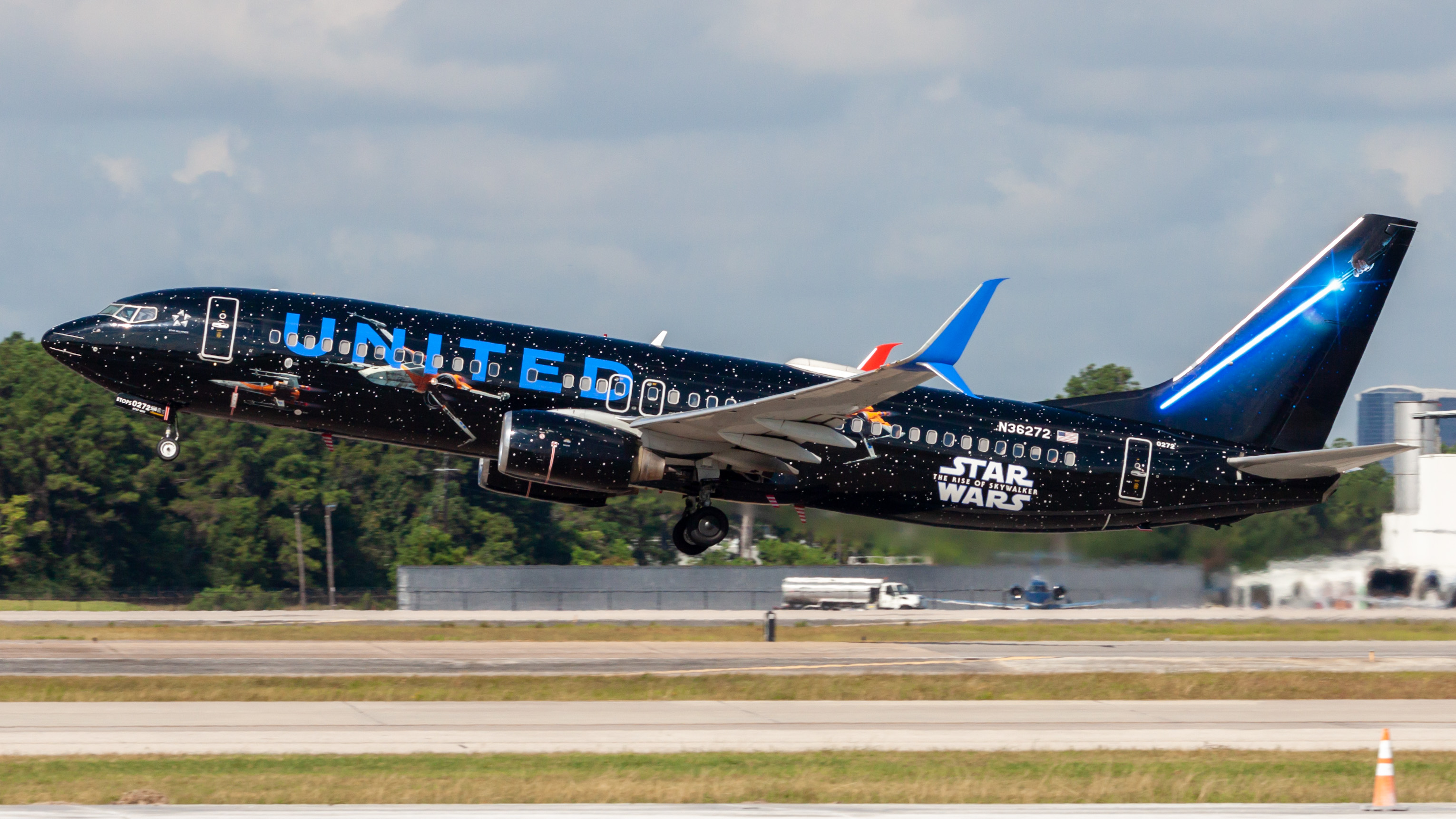 Full size: United Airlines Boeing 737-800 N36272 at Houston-George Bush Intercontinental Airport