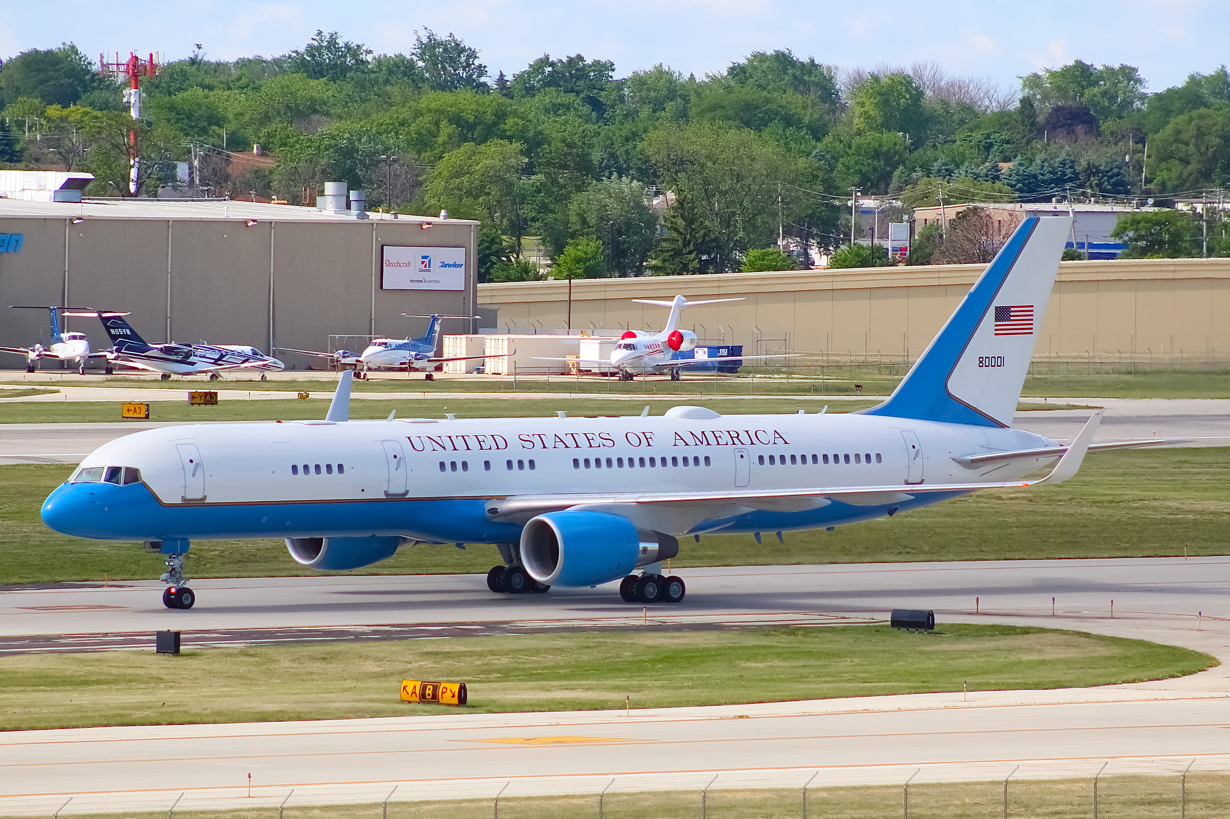 Full size: USAF - United States Air Force Boeing VC-32 98-0001 at General Mitchell International Airport