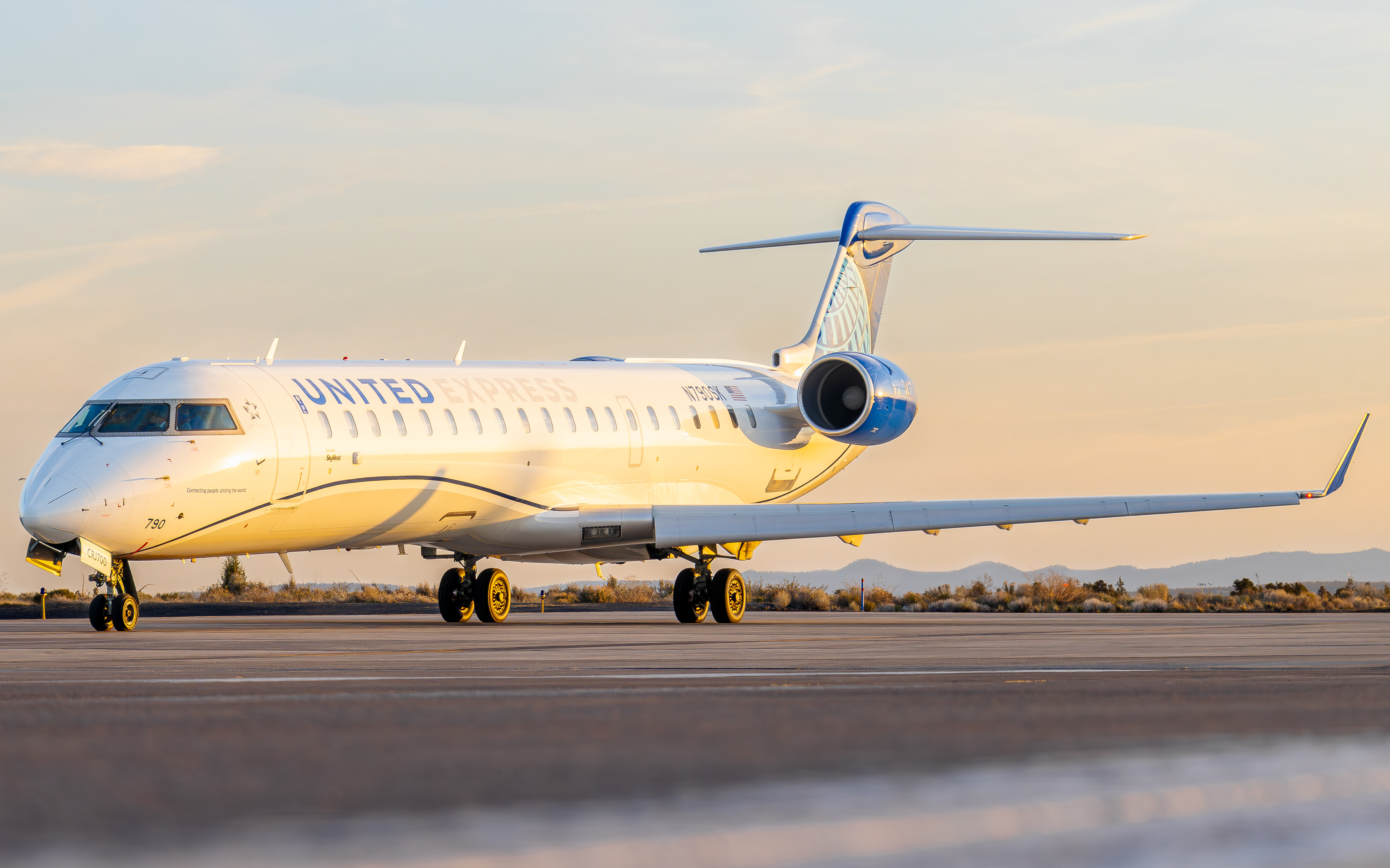 Full size: SkyWest Airlines Mitsubishi CRJ-700 N790SK at Roberts Field Airport