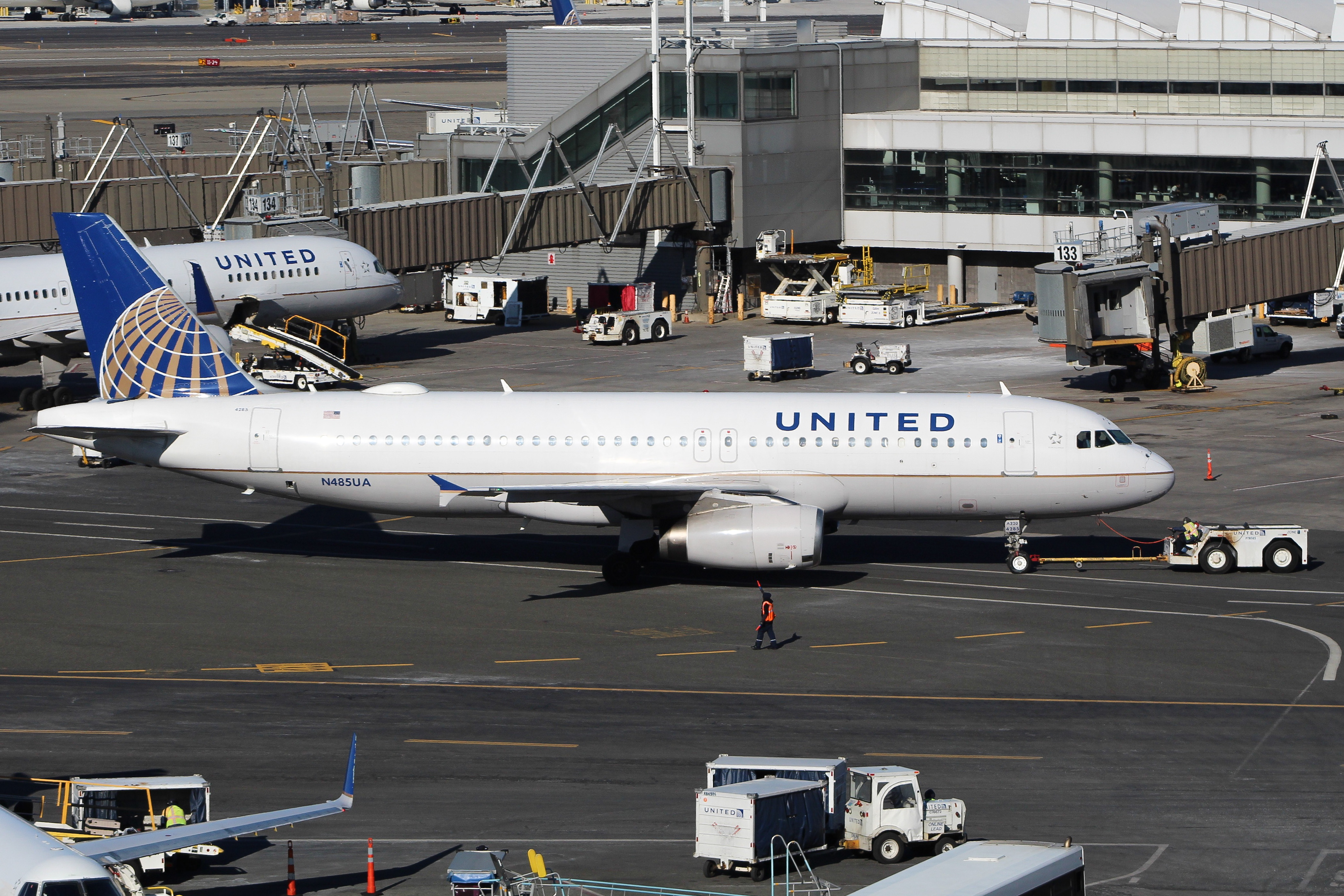 Full size: United Airlines Airbus A320-232 N485UA at Newark Liberty International Airport