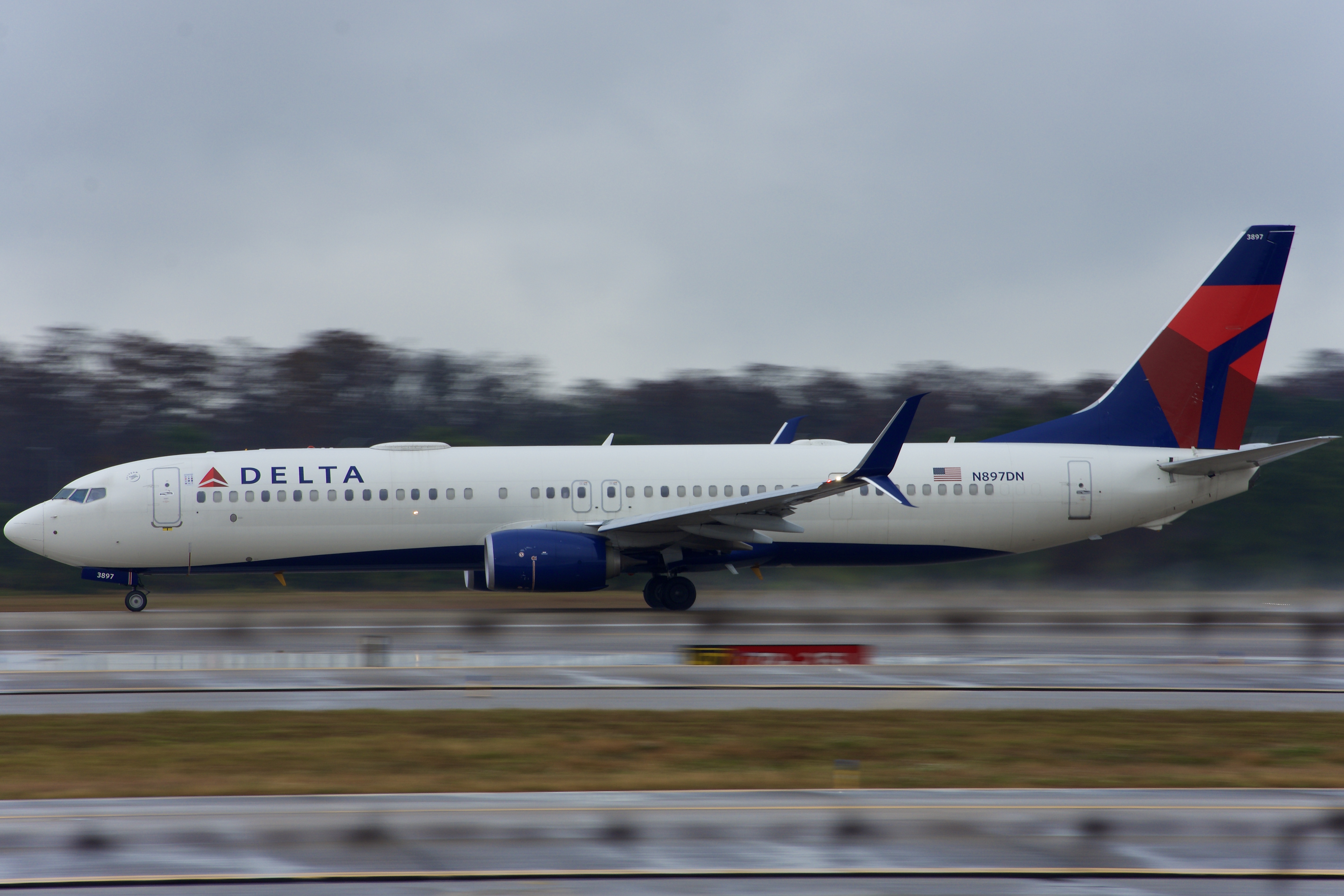 Full size: Delta Airlines Boeing 737-900ER N897DN at Orlando International Airport